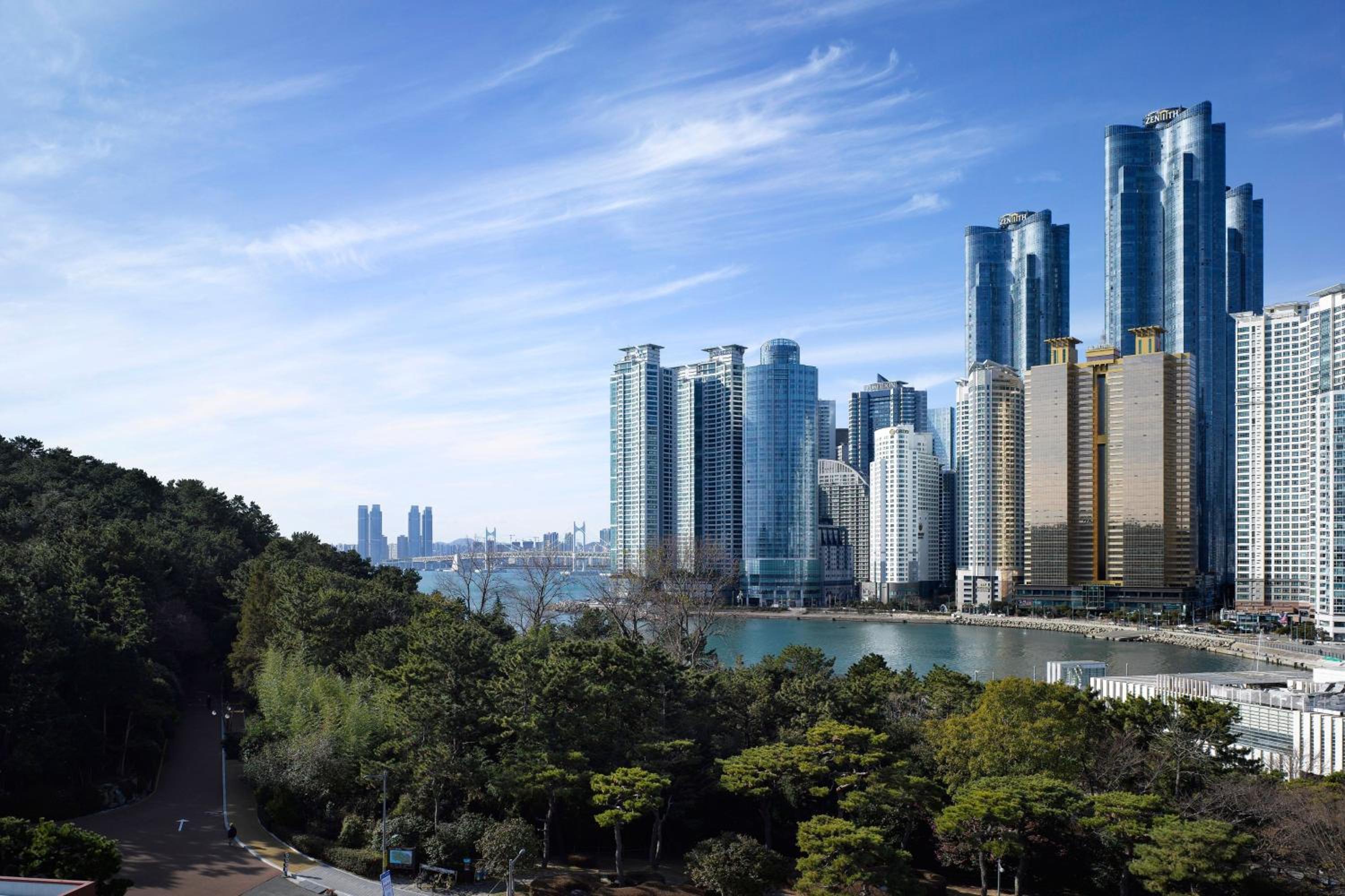 Deluxe Park Family, 1 Queen and 1 Twin, Dongbaek Park view