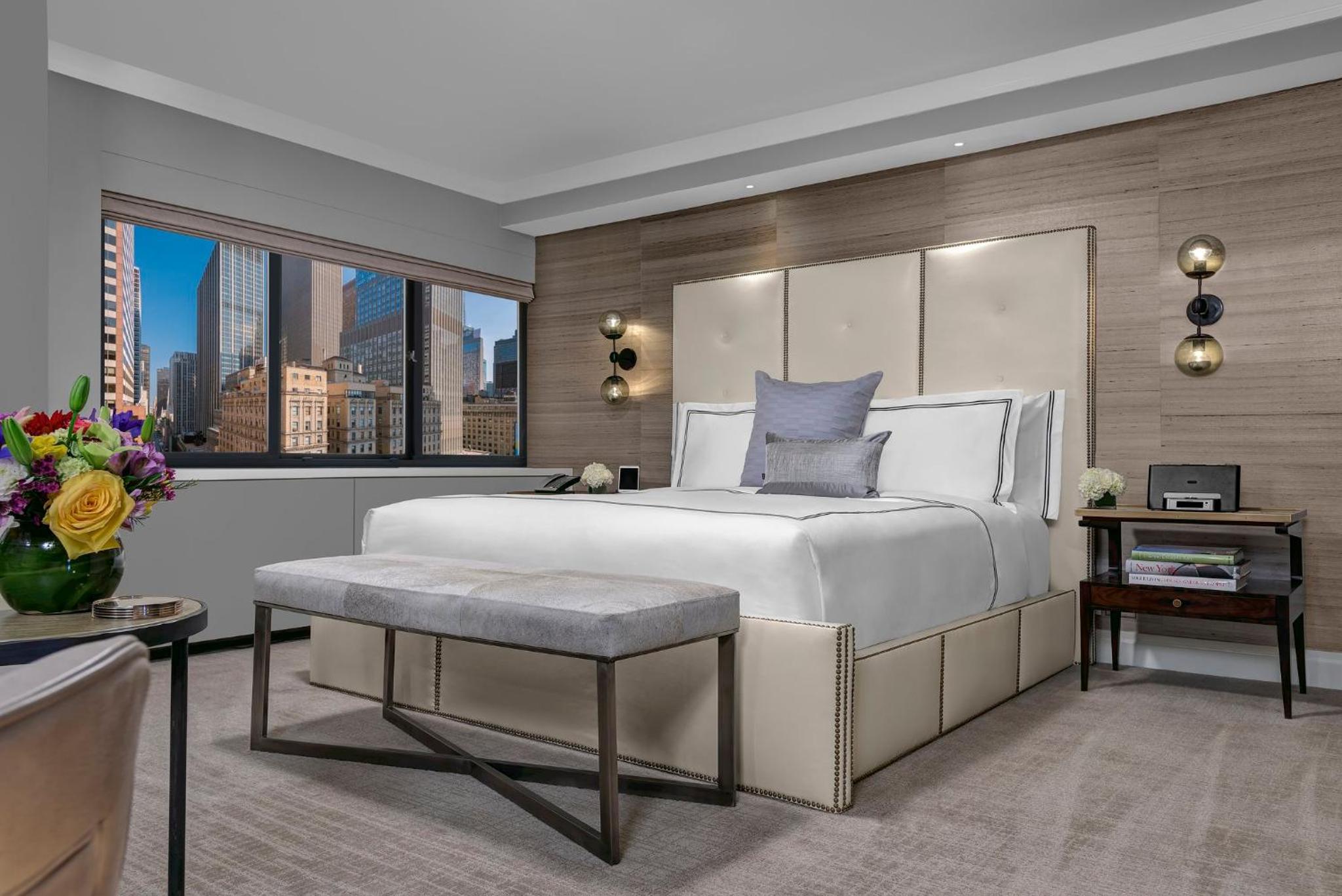 King Suite with Living Area Manhattan Floor - Recently Renovated