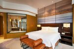 One-Bedroom King Suite with Park View в Doubletree by Hilton Ningbo Beilun