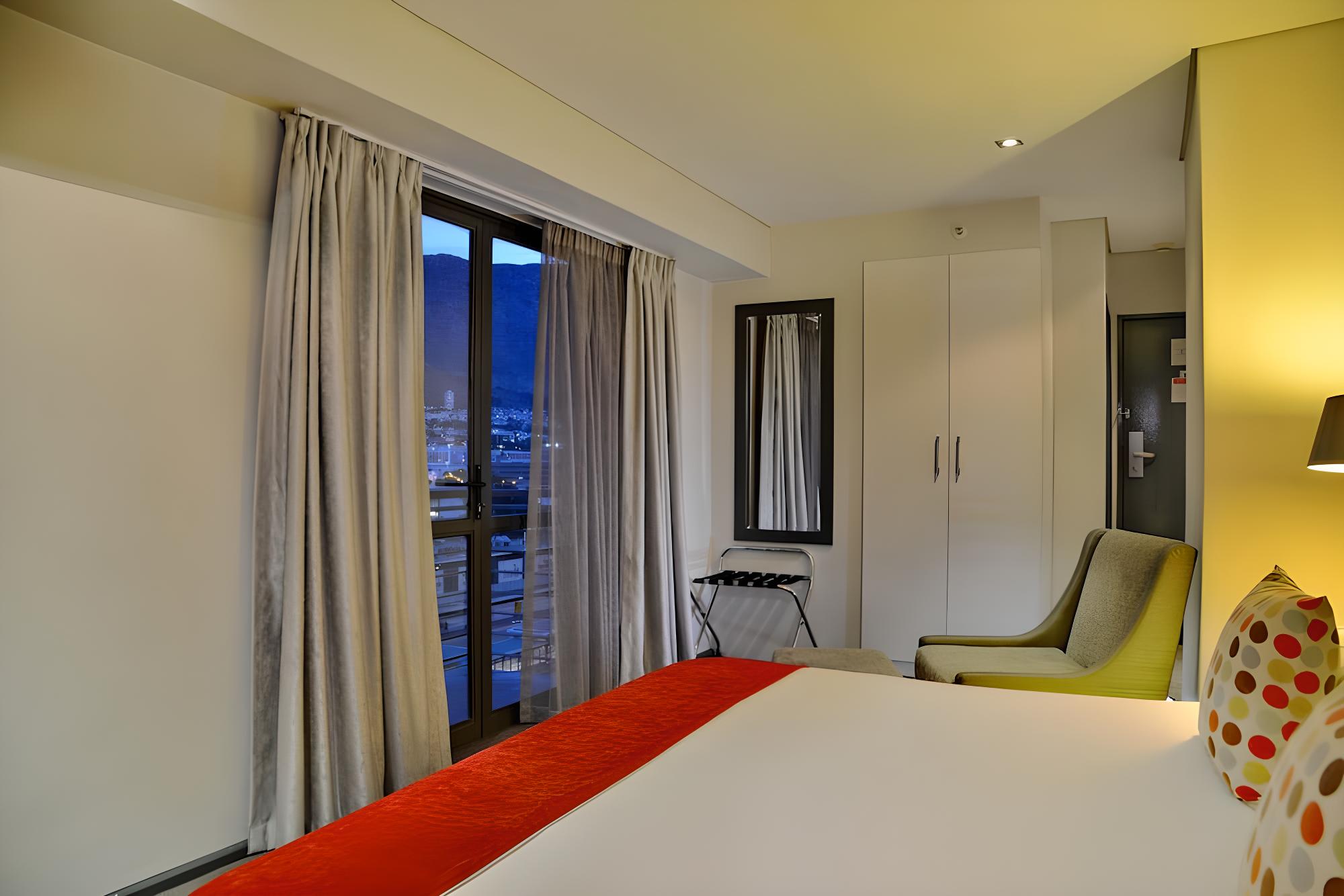 Deluxe Room, 1 Queen Bed, Non Smoking, Mountain View