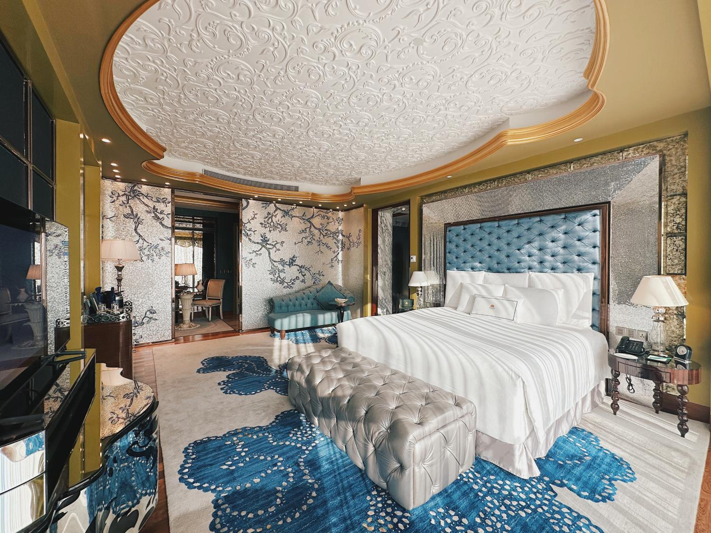 Junior Suite High Floor with Executive Lounge Access