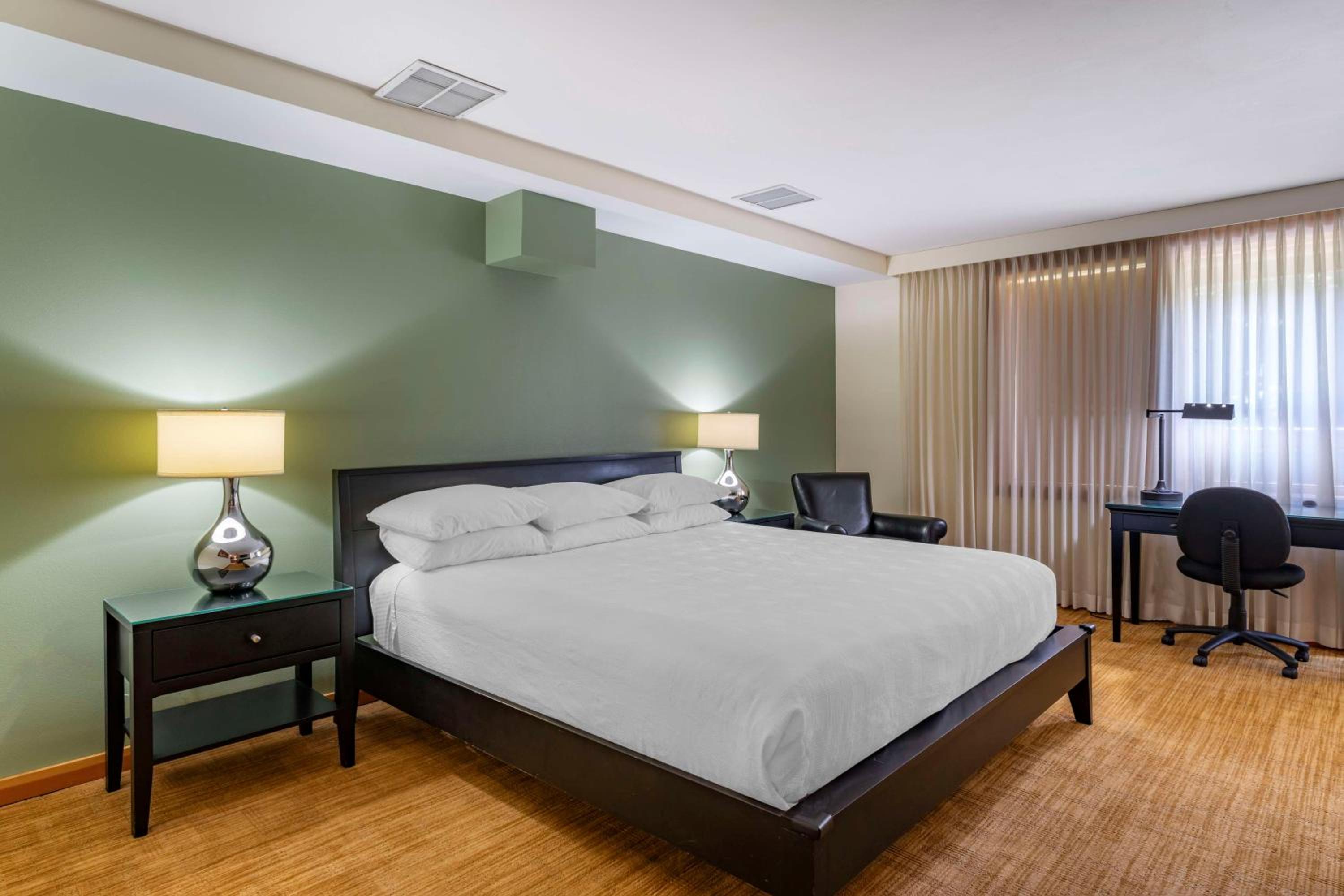 King Suite - Mobility Accessible – Kitchen - No Pets