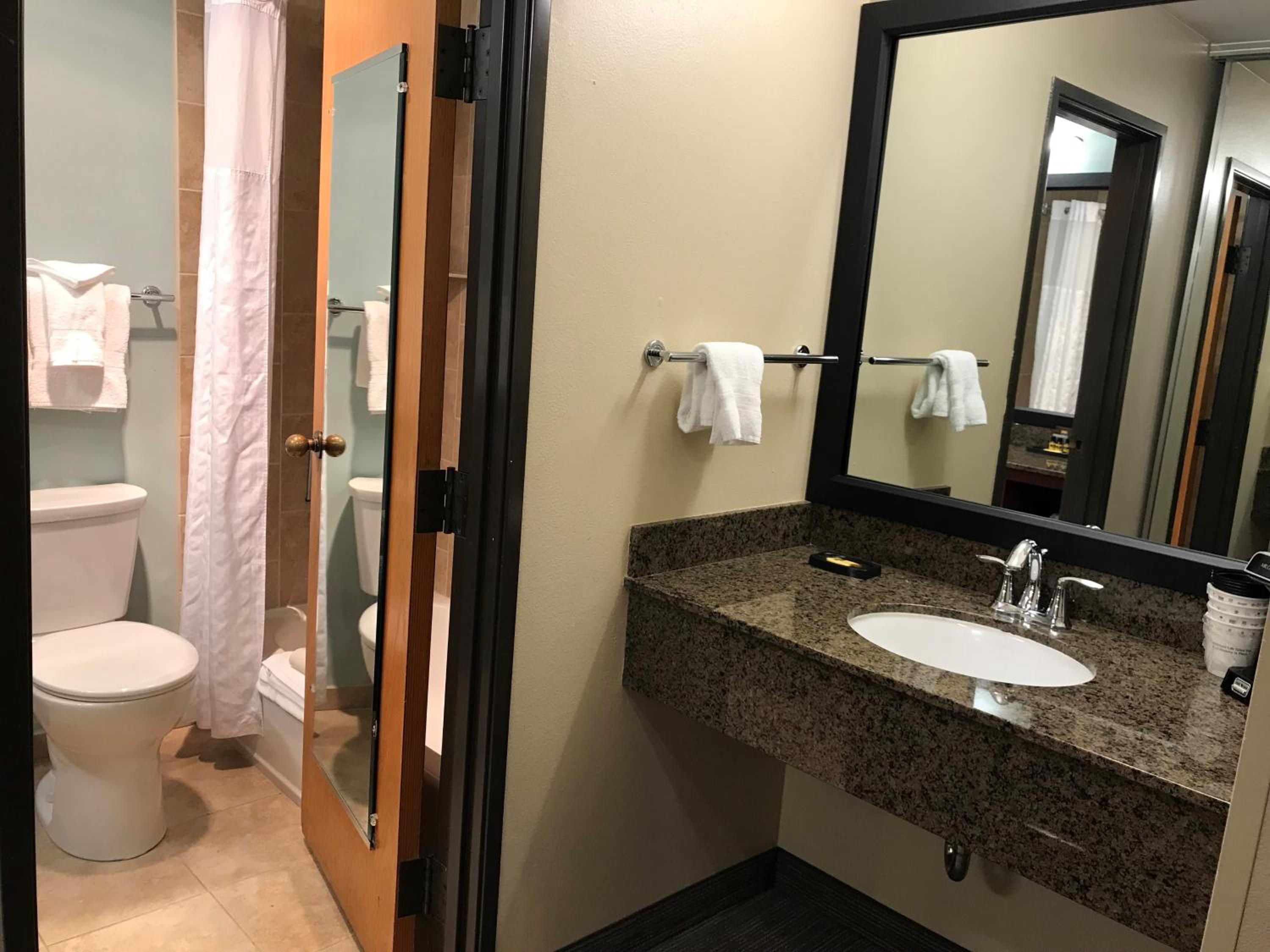 Deluxe Queen Room with River View - No Pets