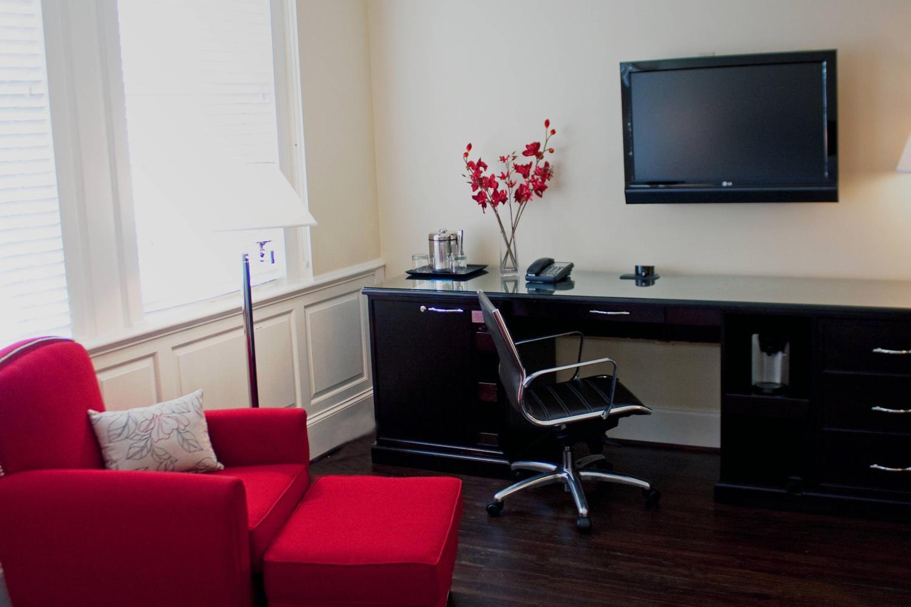 Club lounge access, Guest room, 1 King (Mobility &amp; Hearing Accessible w/ Roll-in Shower)