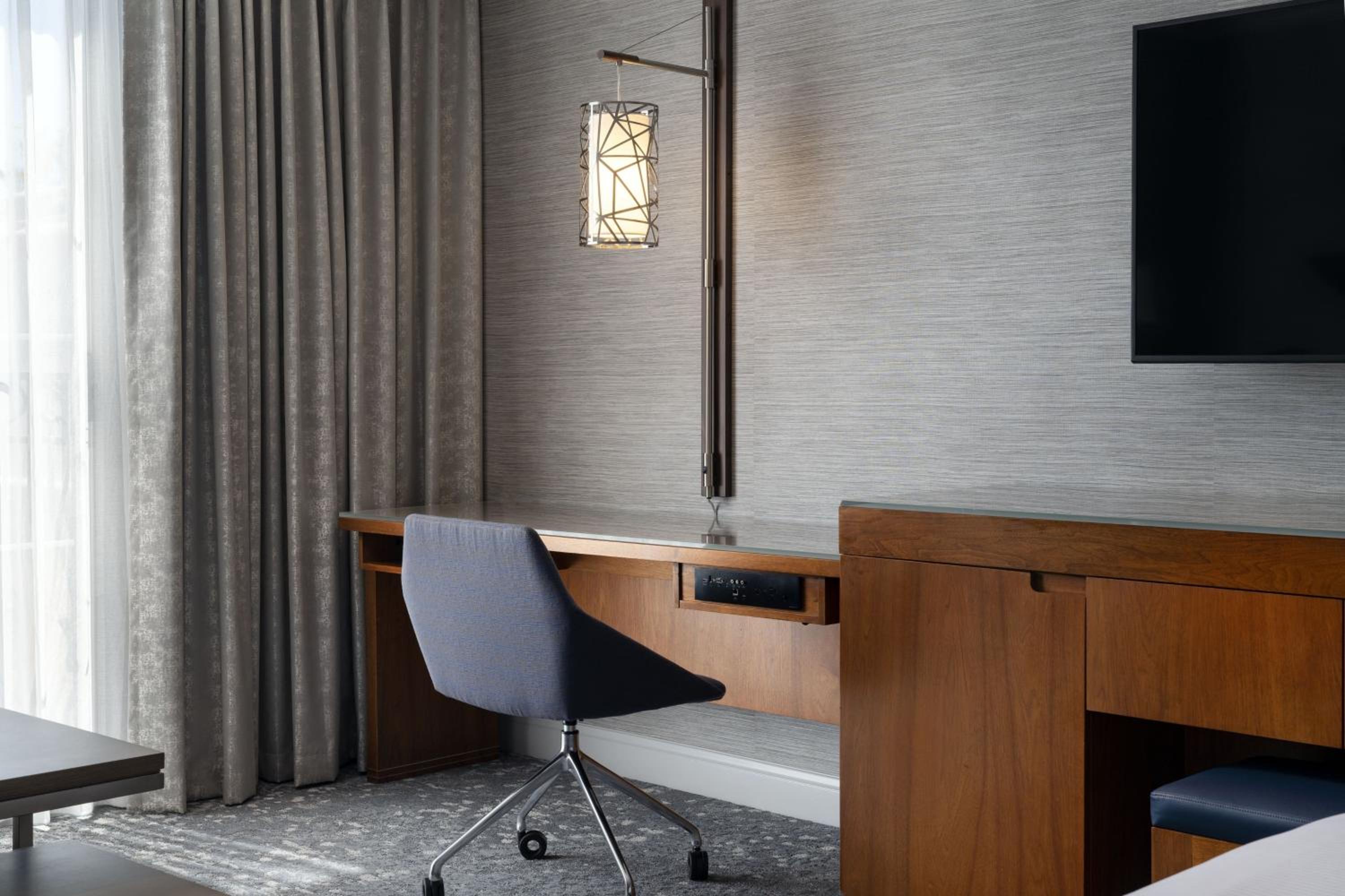 Guest room, 1 King, Corner room