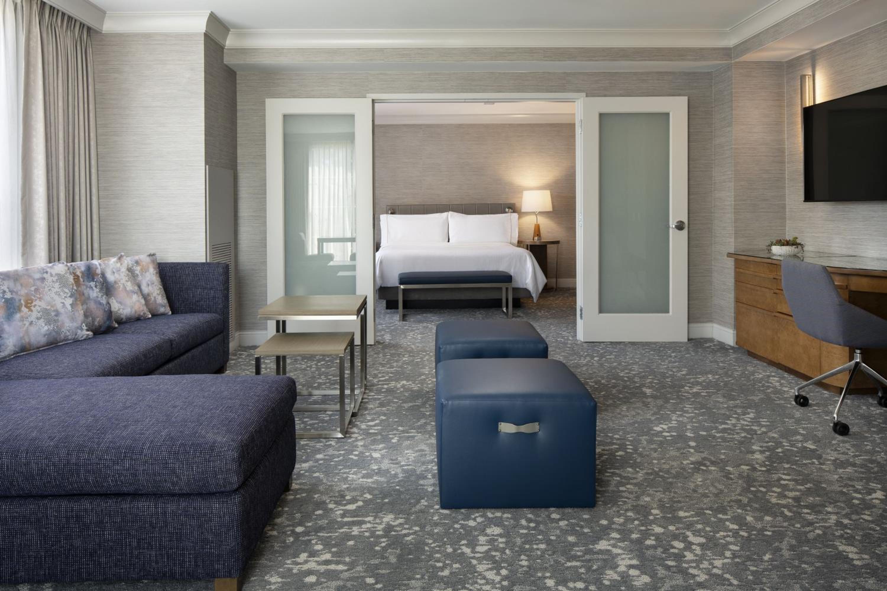 1 Bedroom Suite, 1 King, Sofa bed, High floor