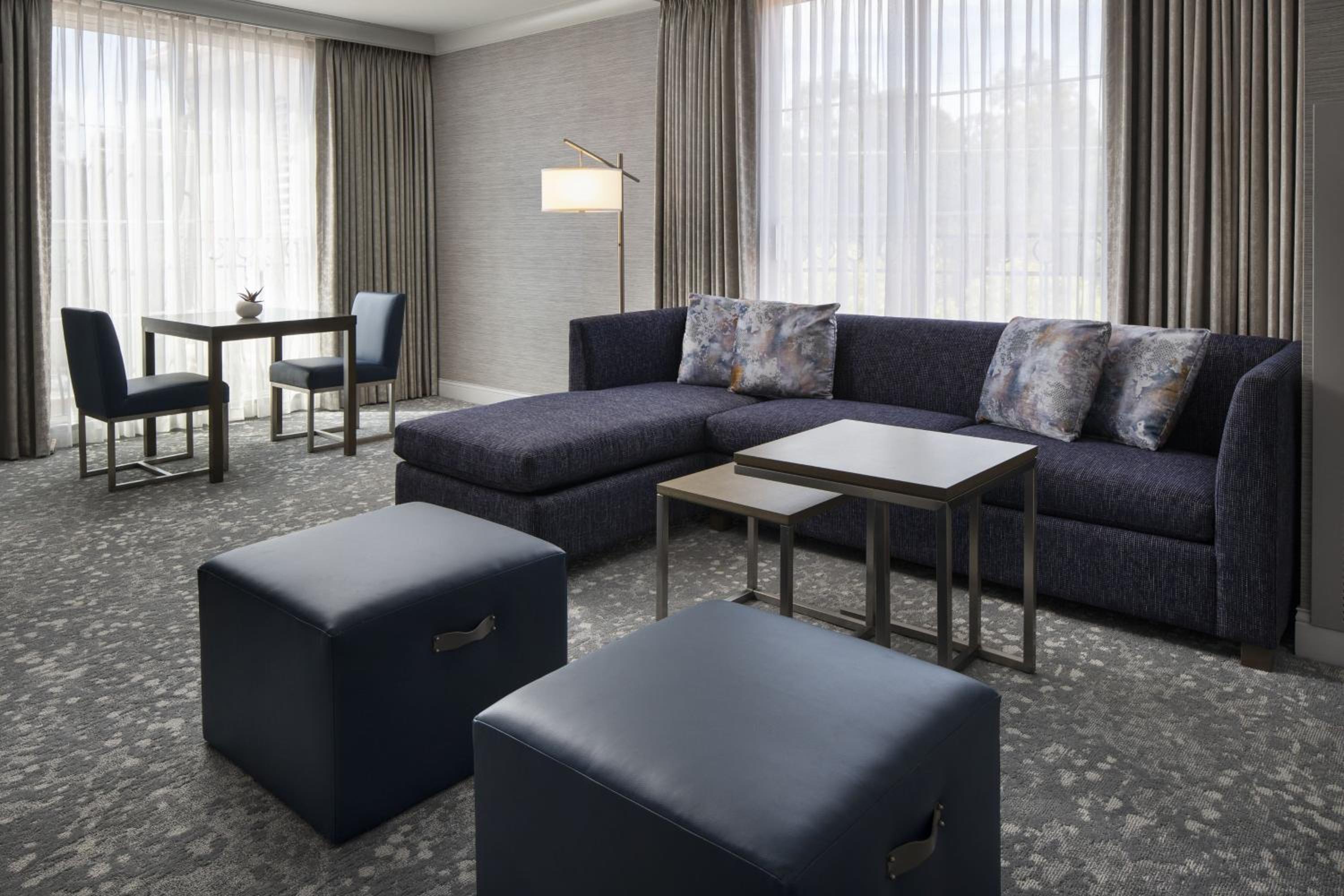 1 Bedroom Suite, 1 King, Sofa bed, High floor