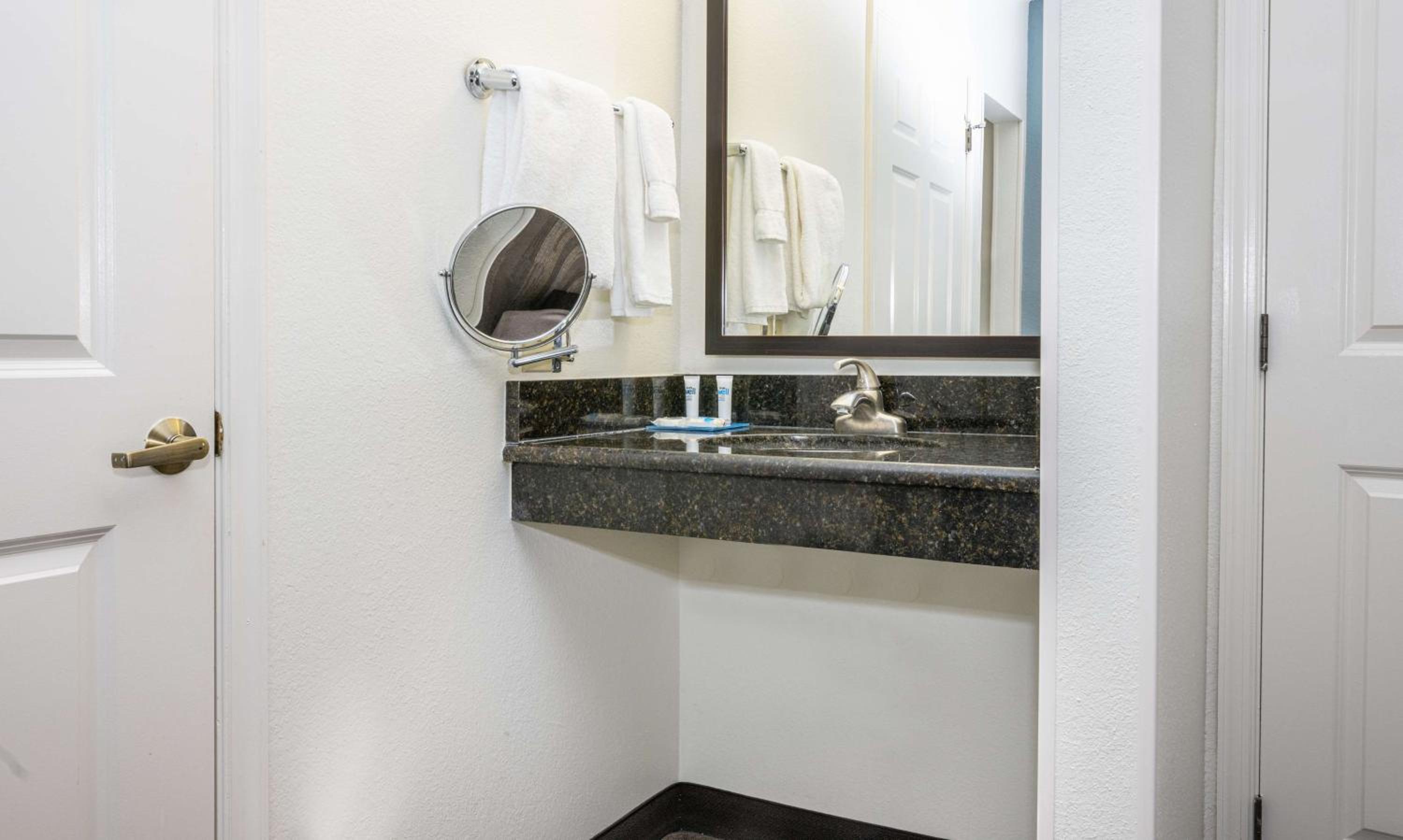 King Room With Accessible Tub - Disability Access