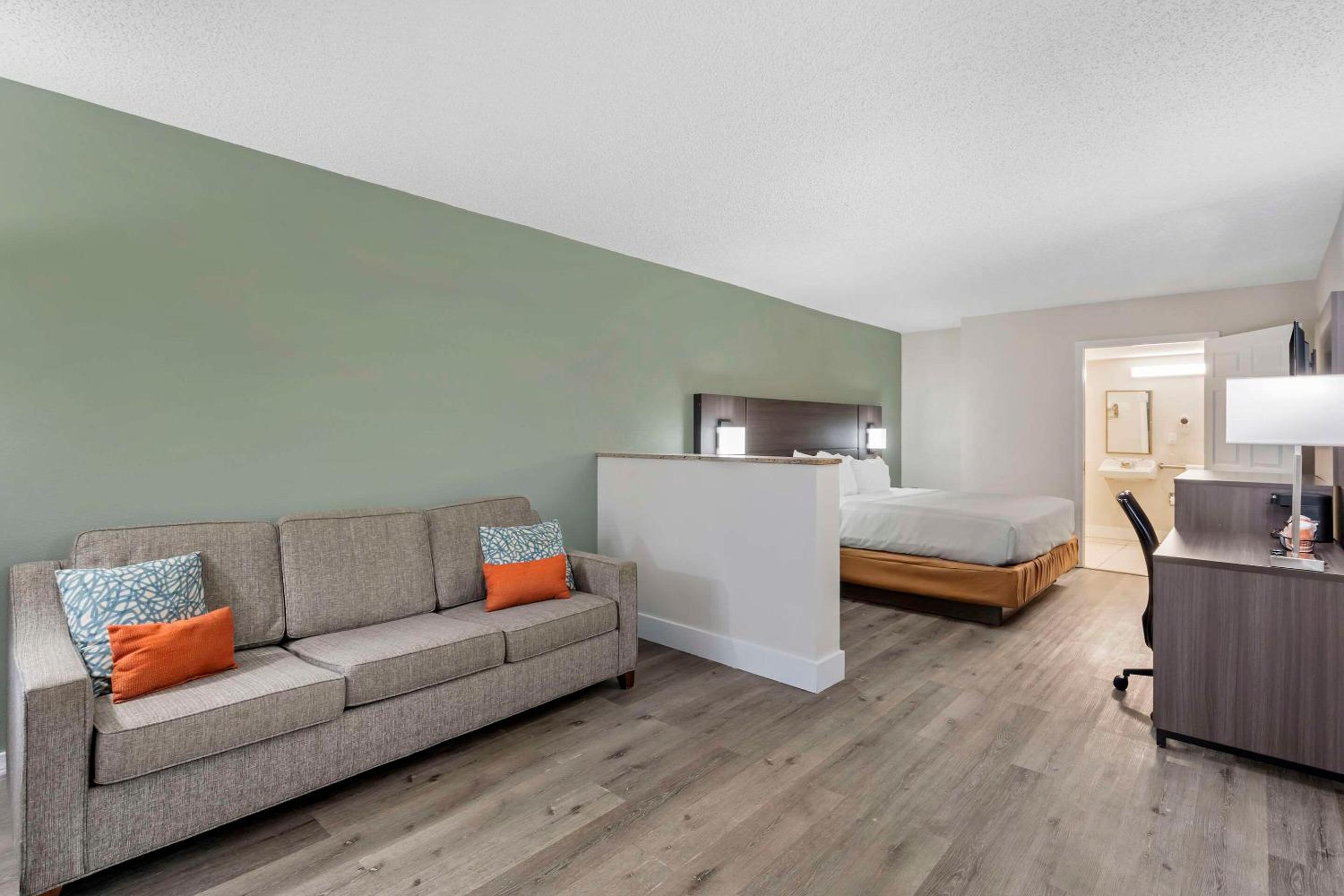 King Suite with Sofa - Disability Access/Non Smoking