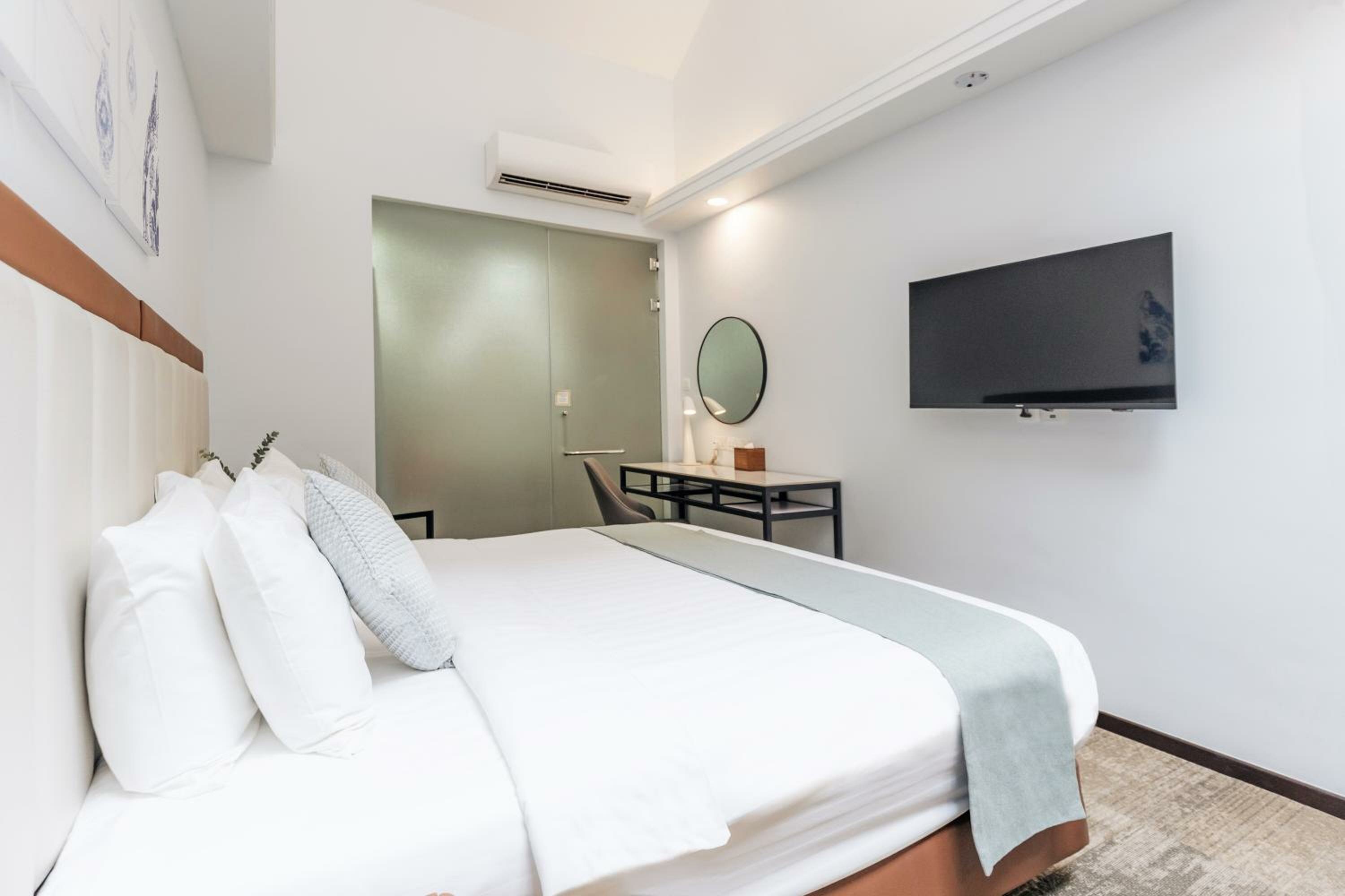 Deluxe King with Skylight & Bathtub