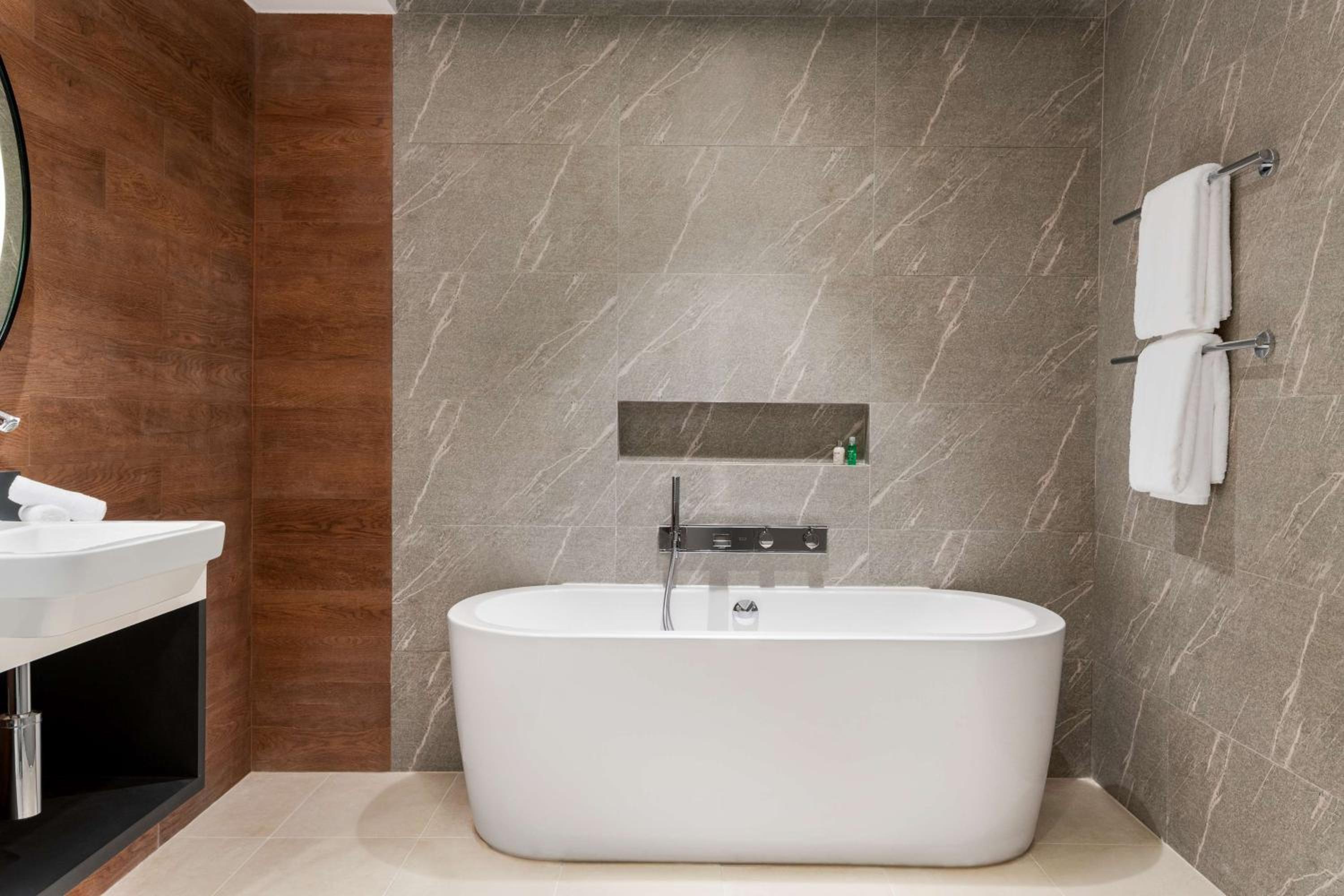 Deluxe Suite - Lounge Access