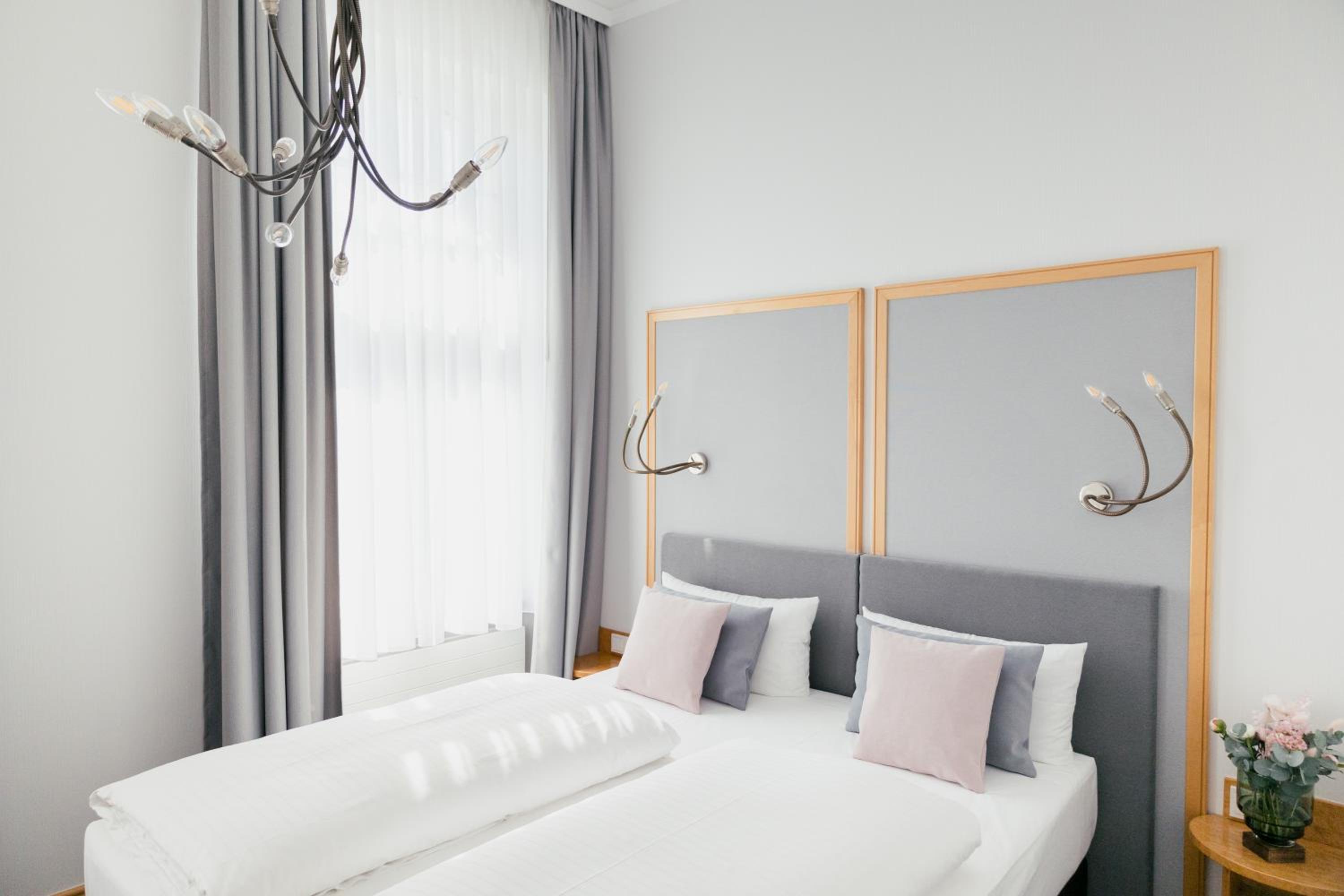 Standard Double Room (bed size 63 in)