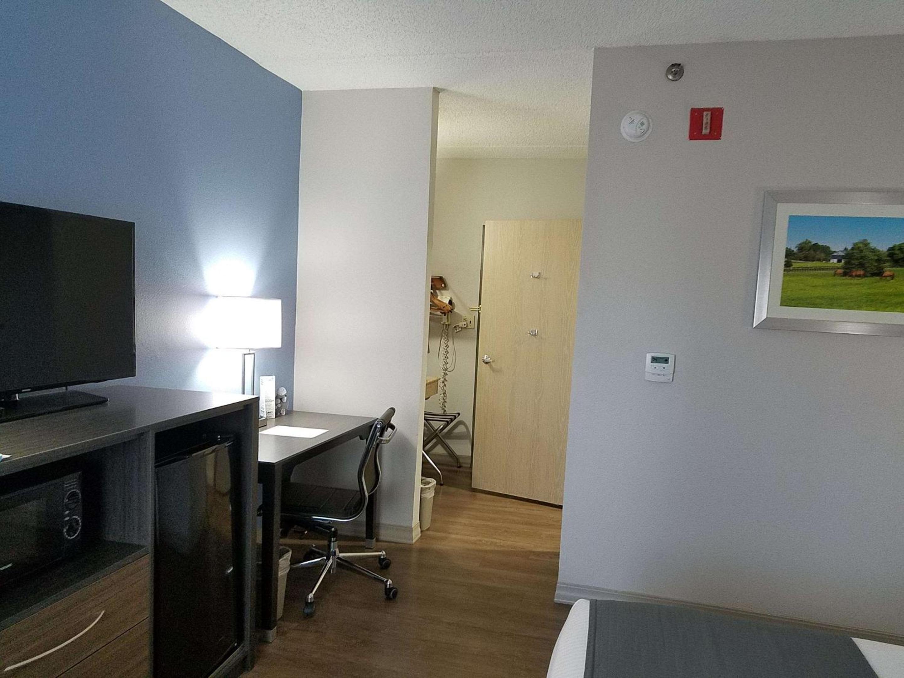 Queen Room with Mobility Accessible Bathtub