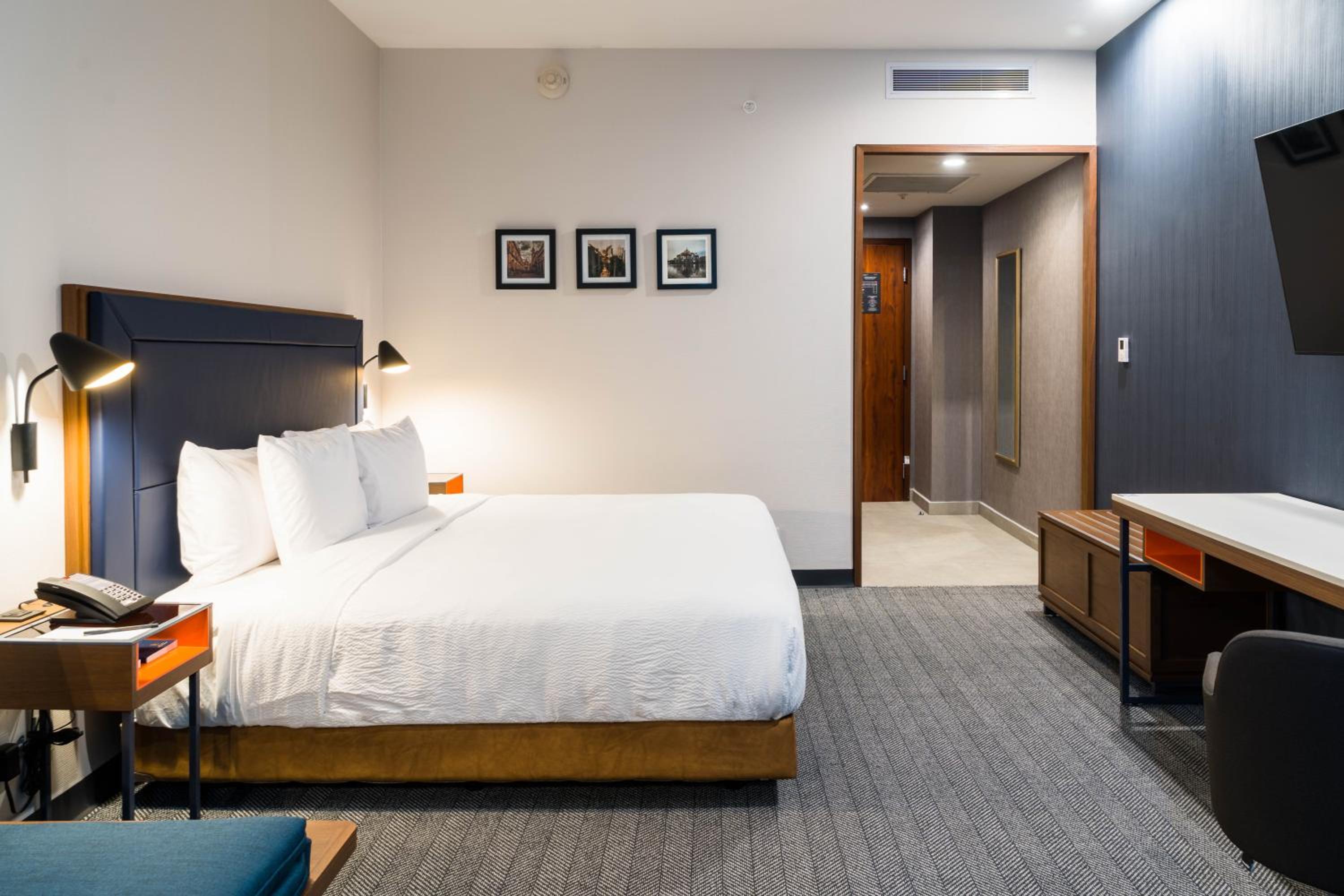 Guest room, 1 King Bed