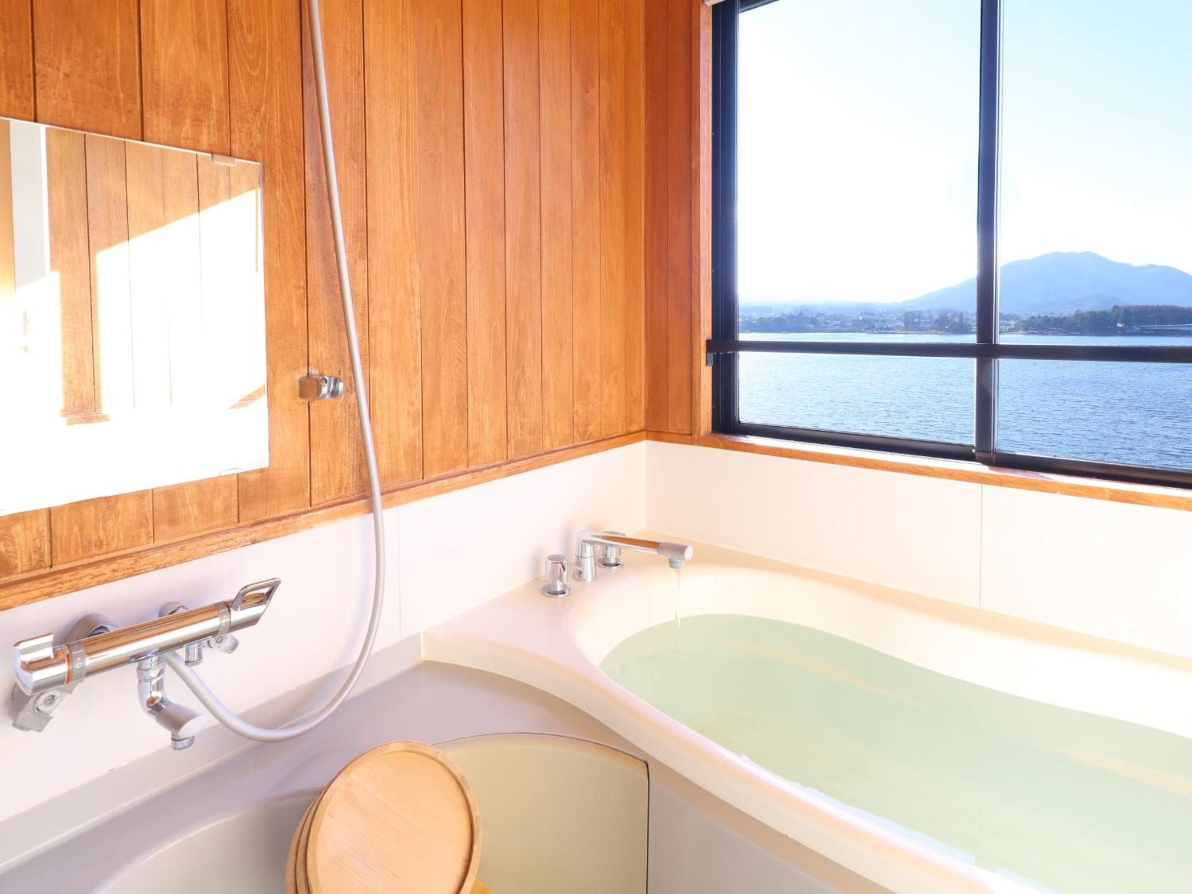 Japanese-Style Twin Room with Mt.Fuji View with Lake View Bathroom