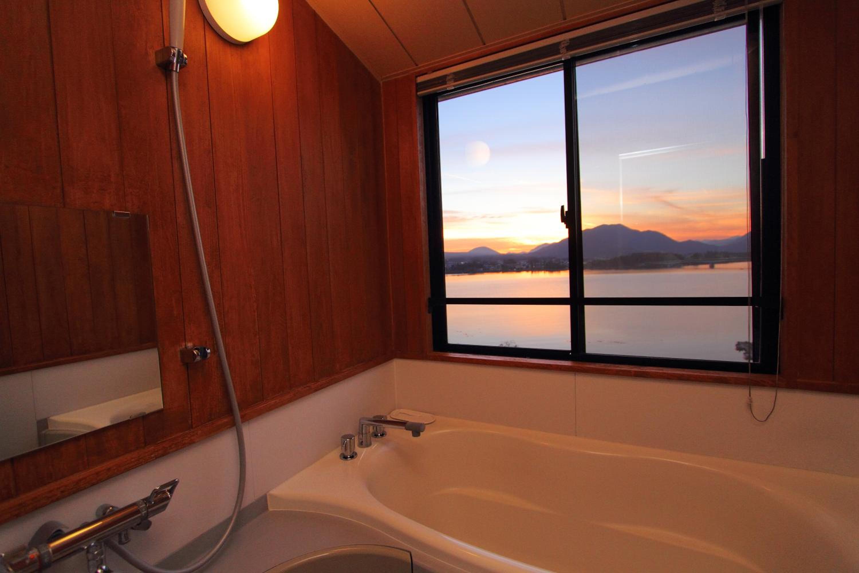 Japanese-Style Twin Room with Mt.Fuji View with Lake View Bathroom