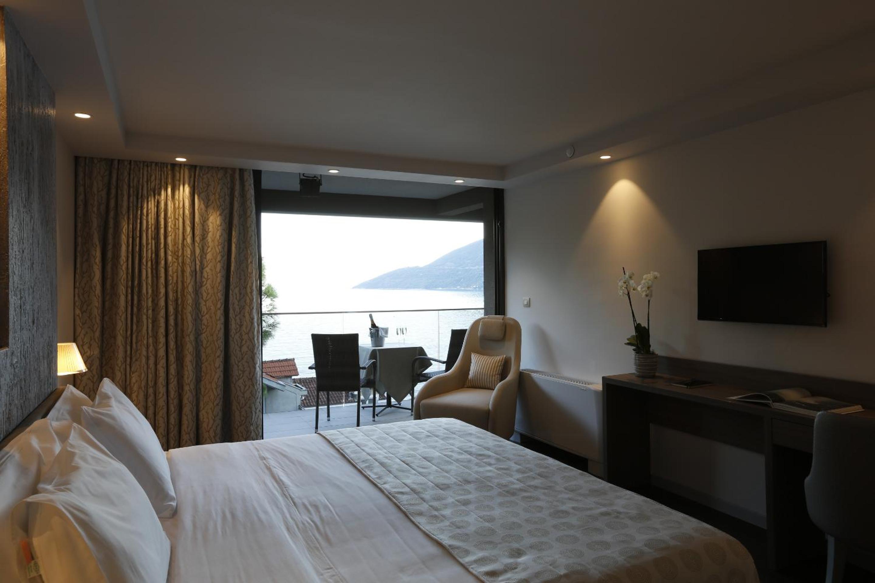 Deluxe Suite with Balcony and Sea View