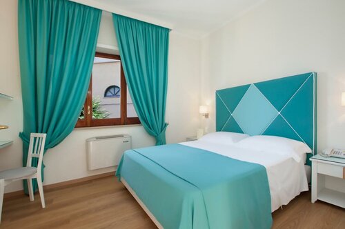 Quadruple Room with Private Garden  в Hotel Regina Sorrento