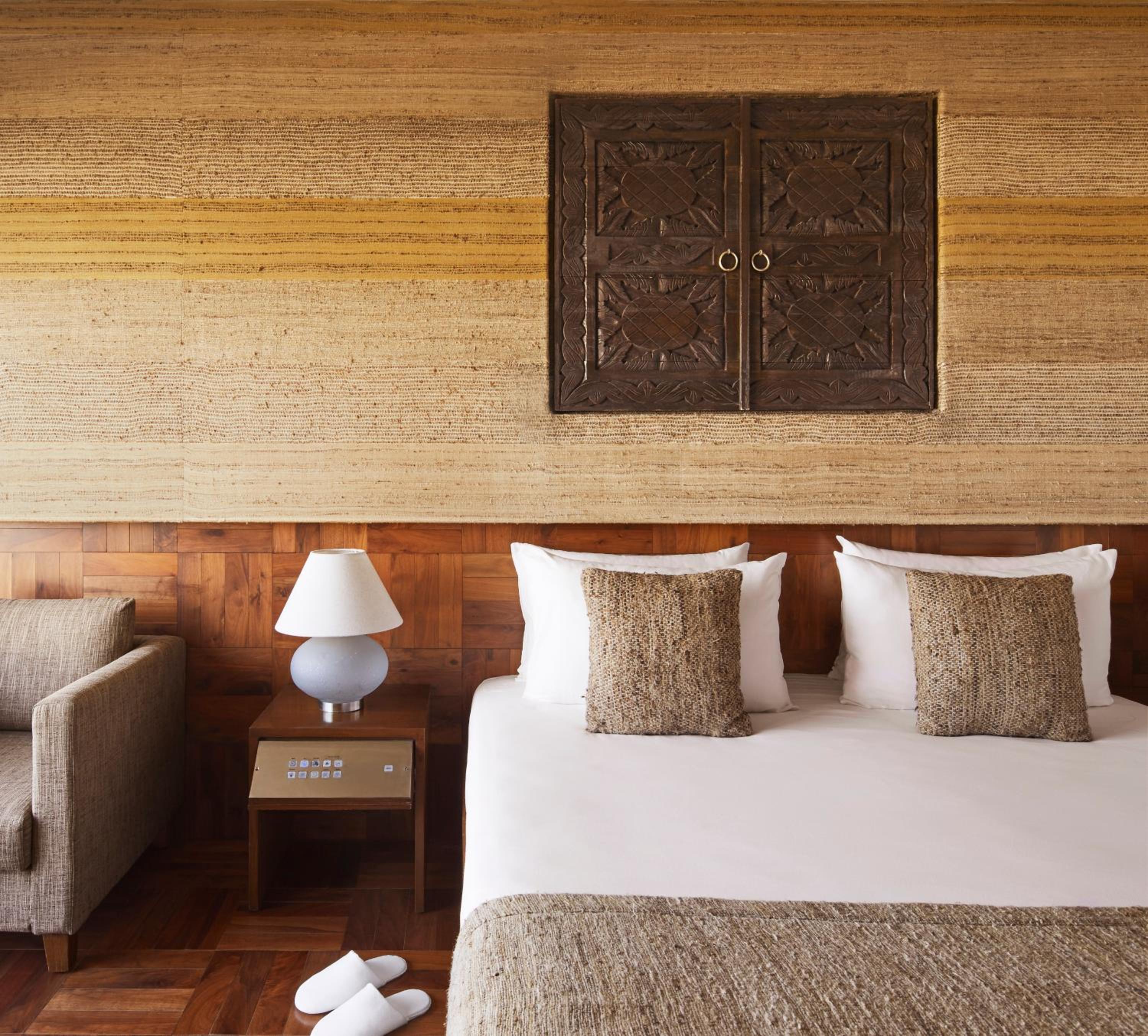 Deluxe Room Partial Sea View Queen Bed