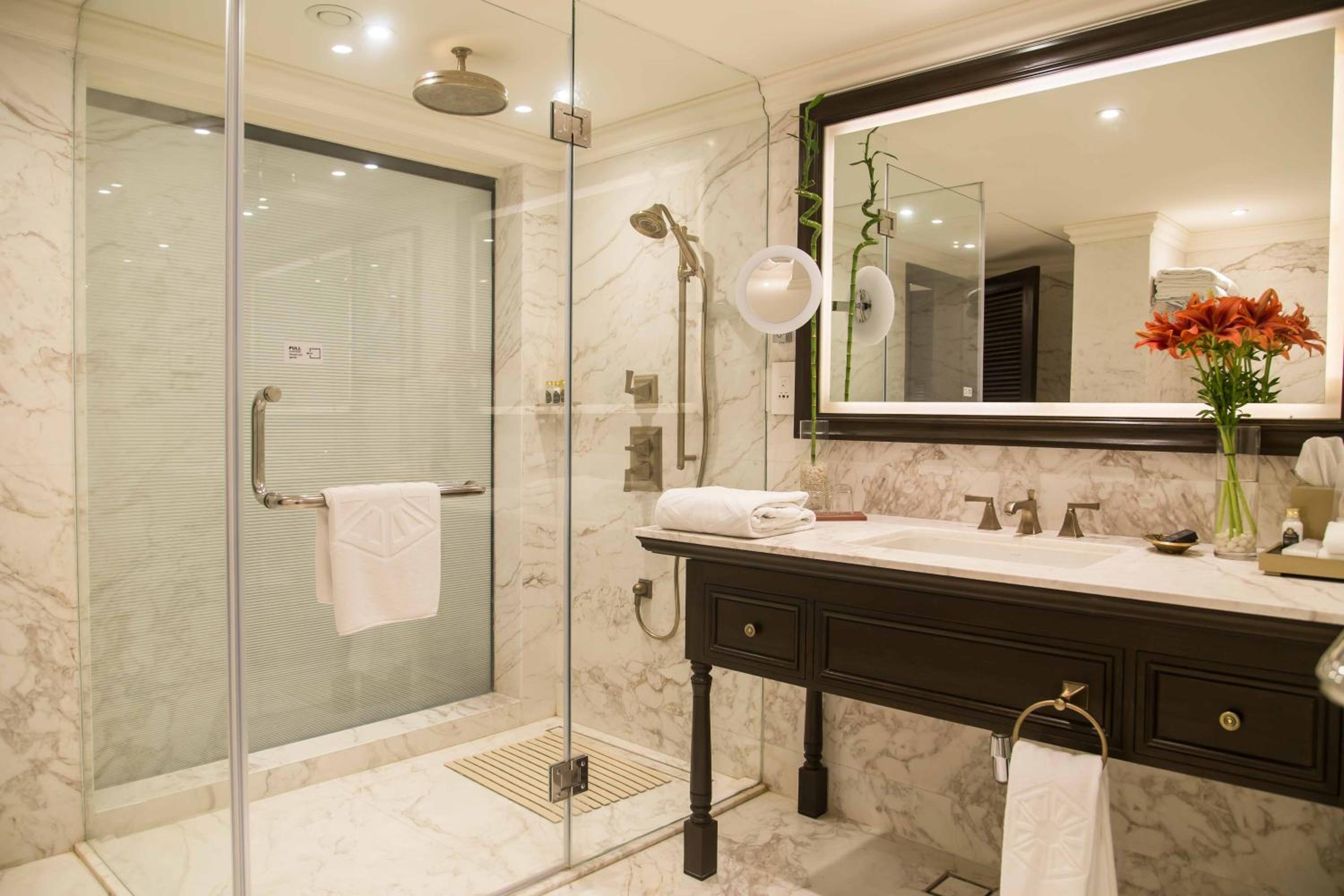 Luxury Suite with One way Airport Transfers and Club Lounge access