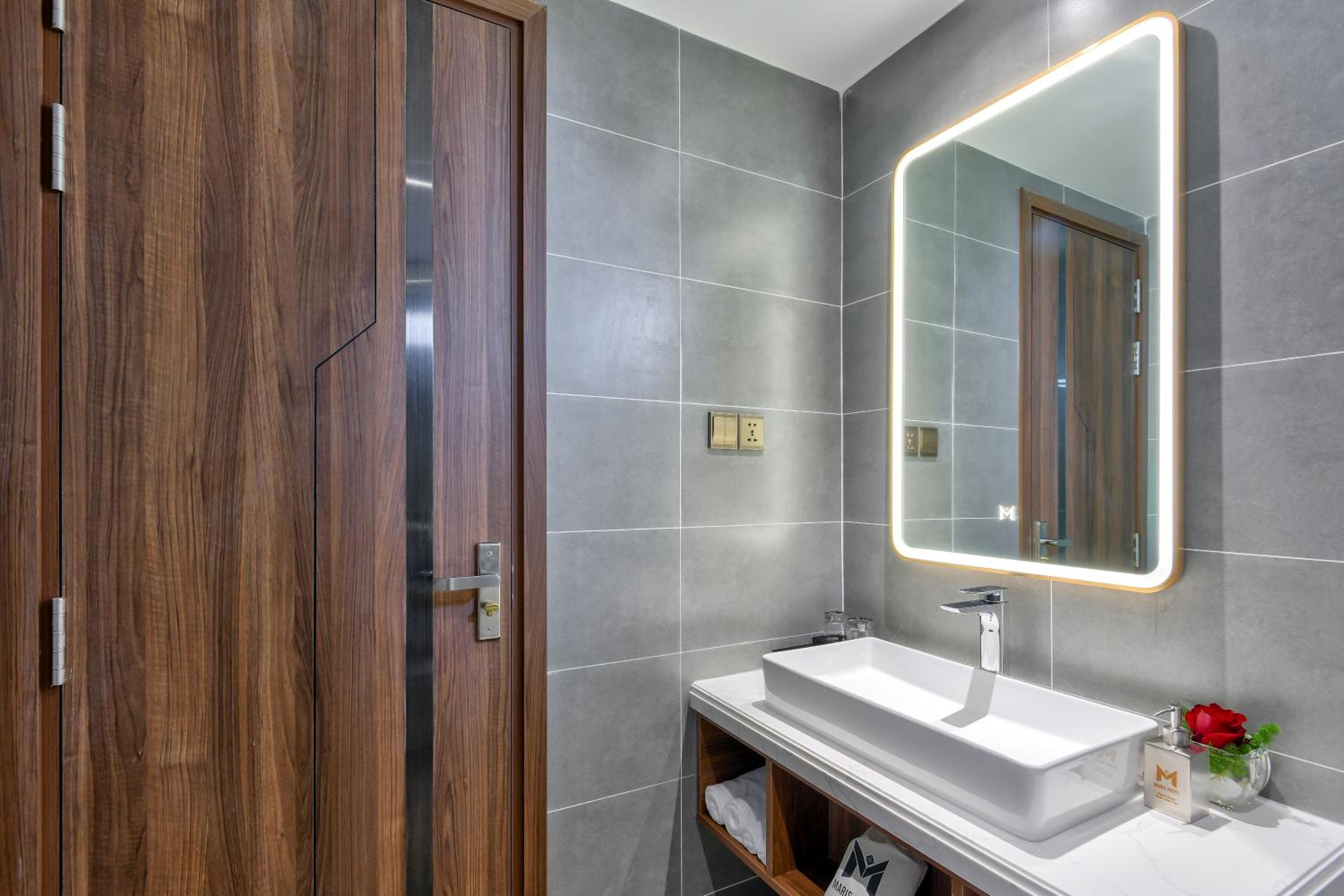 Deluxe Partial Ocean View