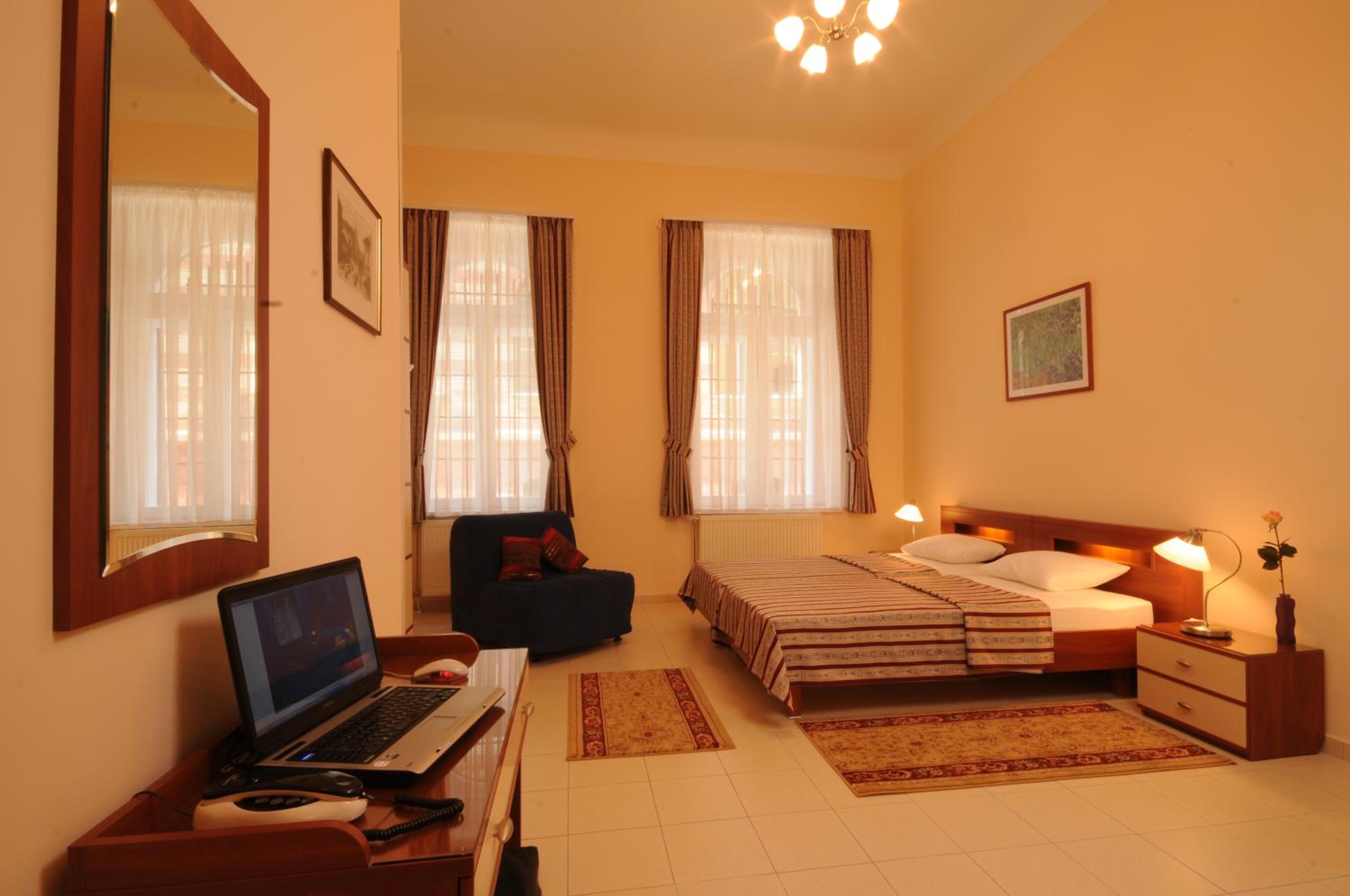 Studio with Spa Bath