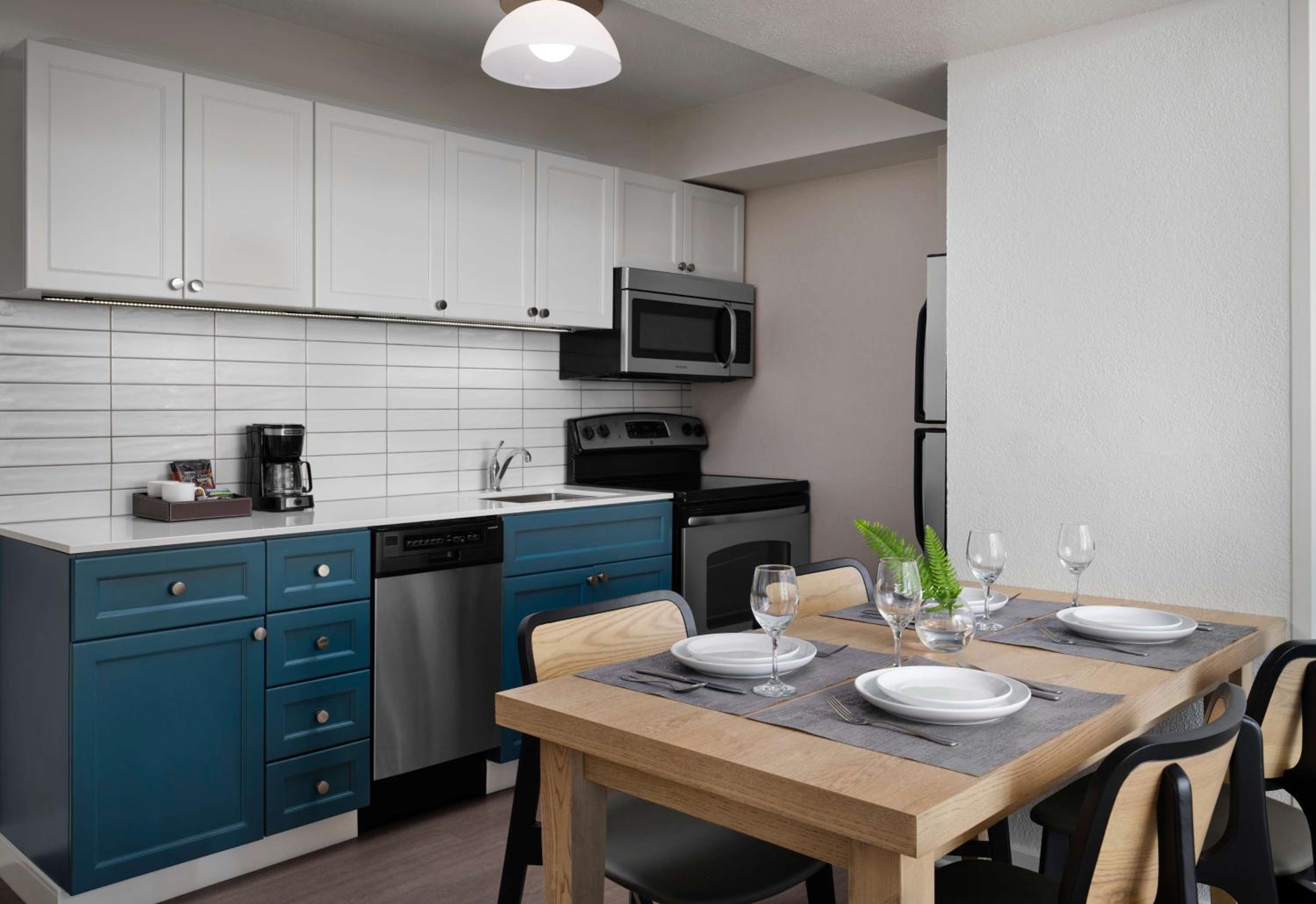 Mobility Accessible Two Bedroom Suite - King & Queen - Tub