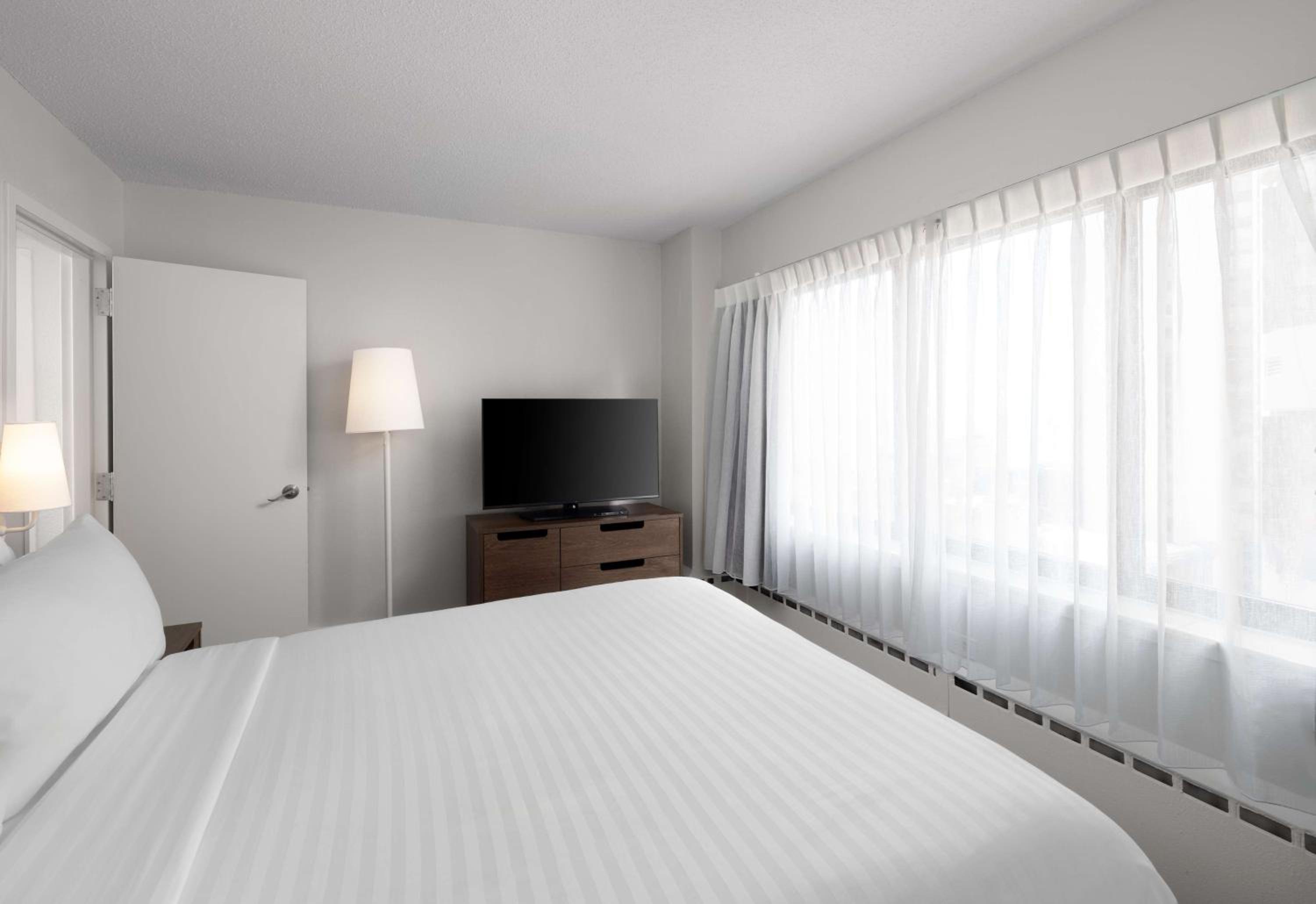 Mobility Accessible Two Bedroom Suite - King & Queen - Tub