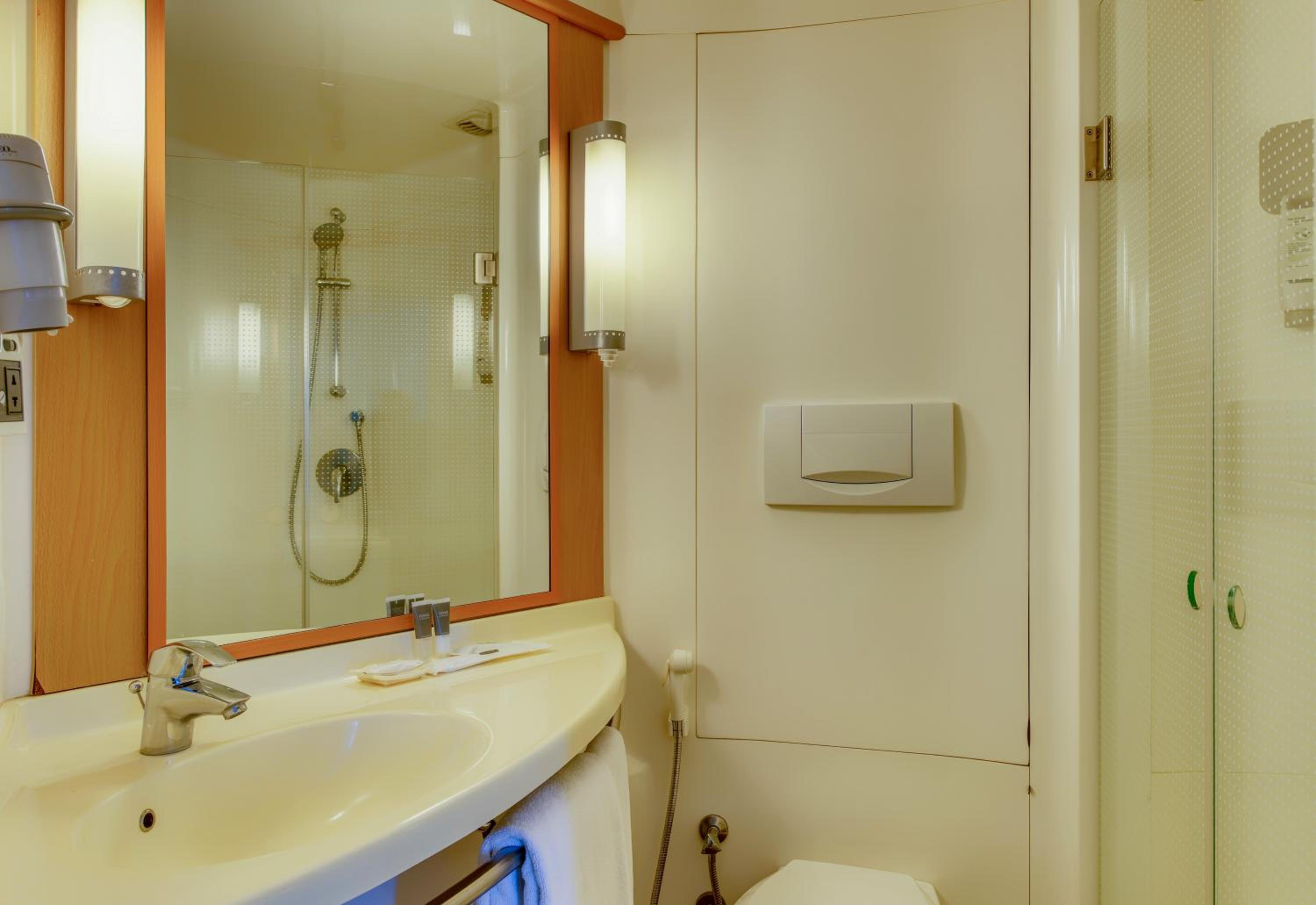 Deluxe Queen Room with Extra Benefit