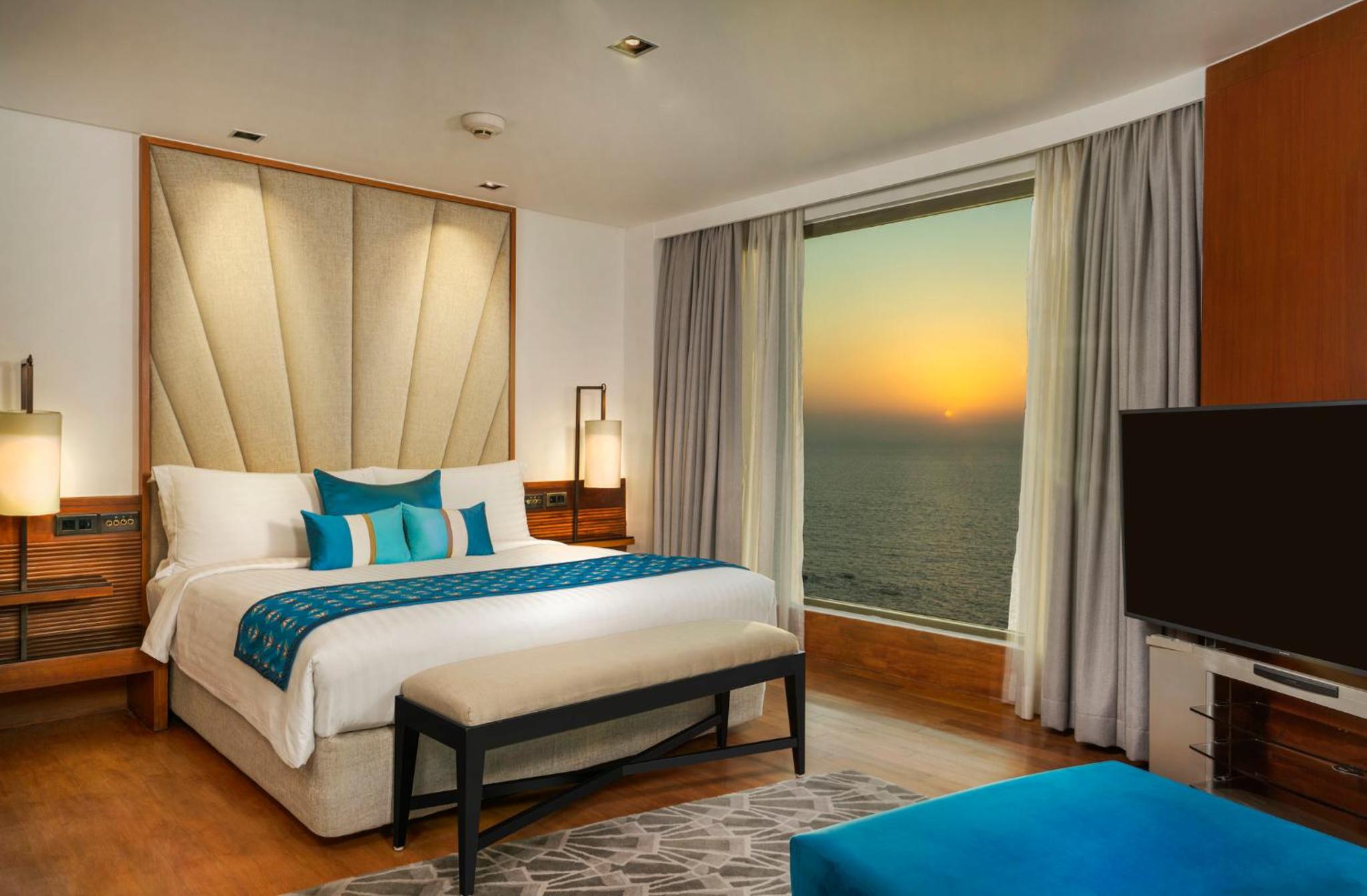 One-Bedroom Suite with Sea View