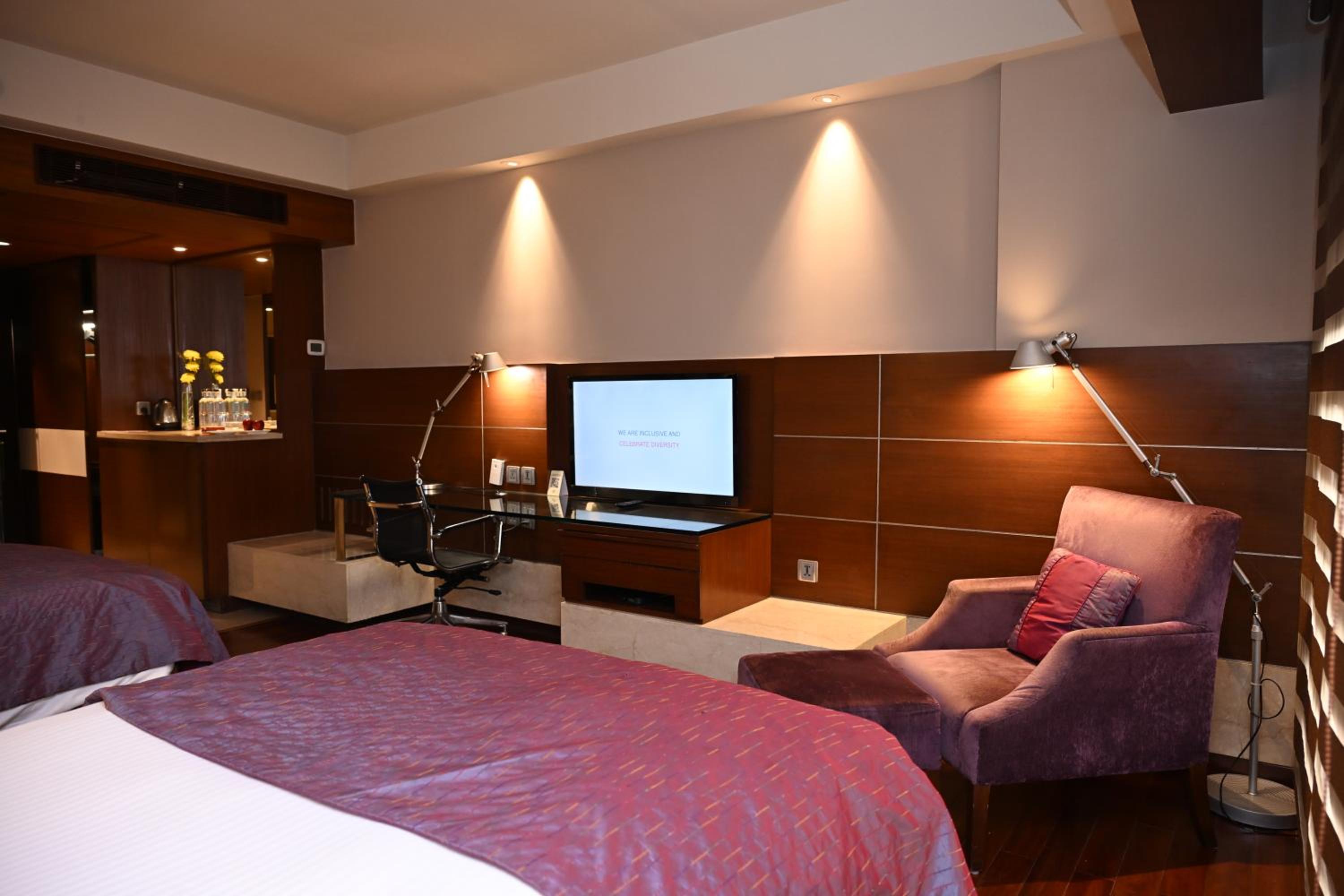 Executive Club Twin Room - 10% discount on Food & soft beverages, Laundry & Spa