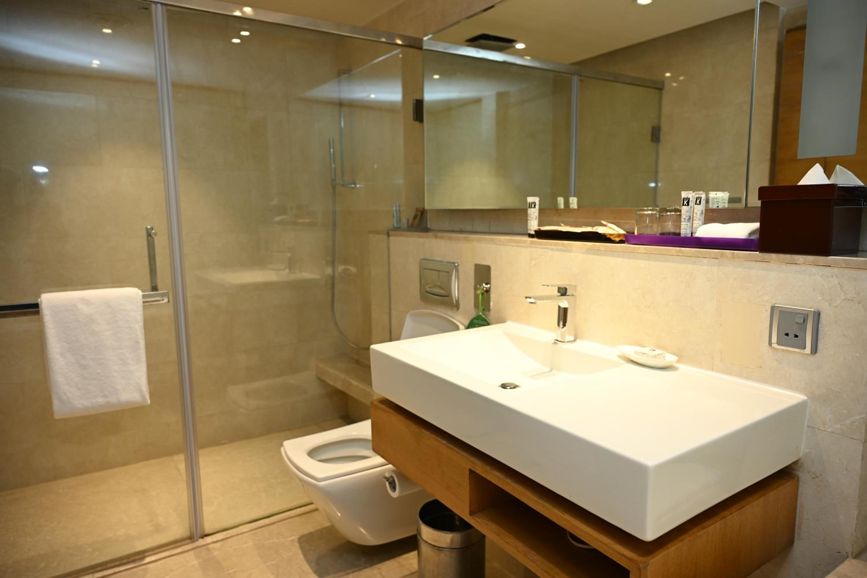 Executive Club King Room - 10% discount on Food & soft beverages, Laundry & Spa