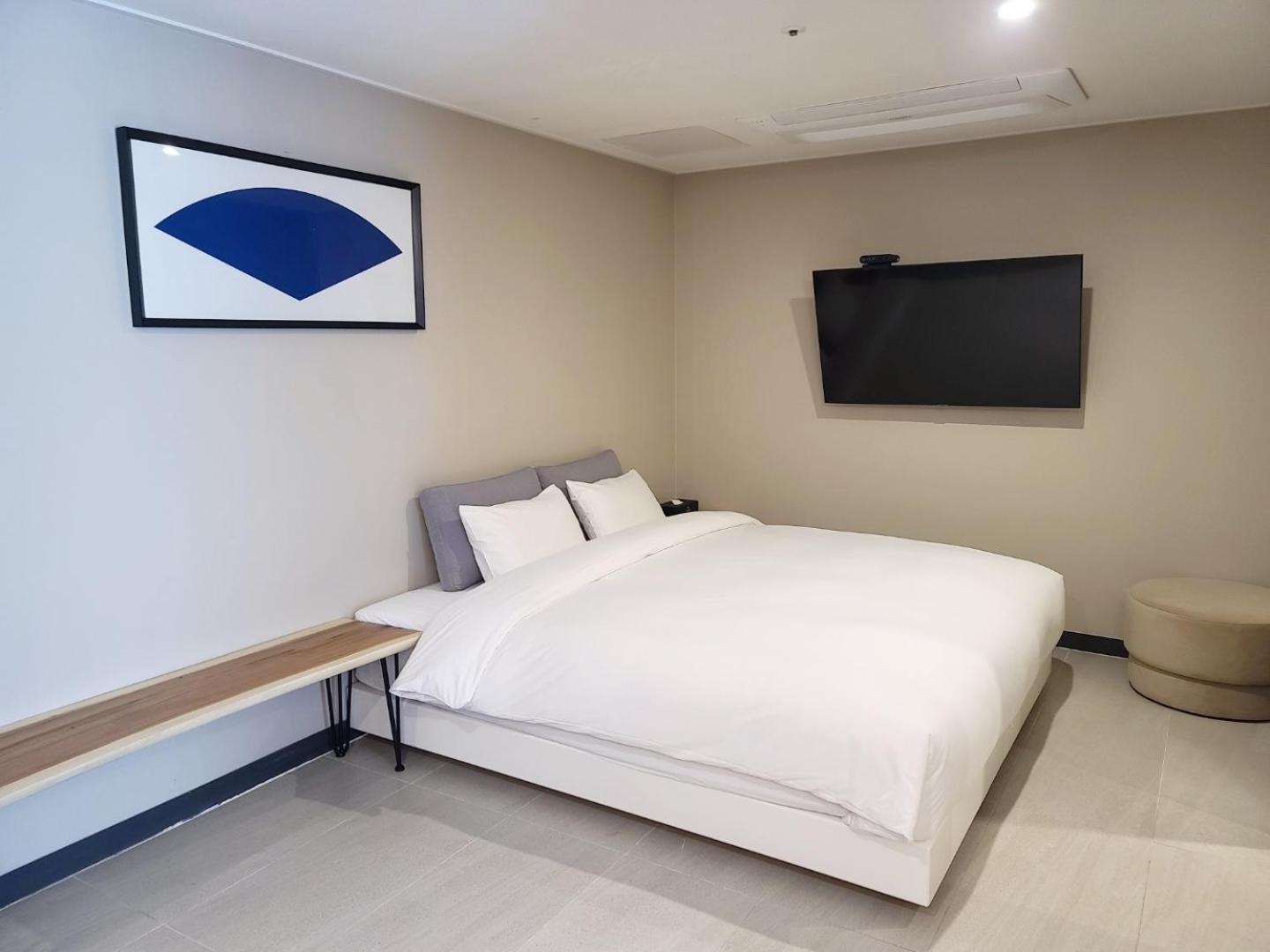 Quadruple Family Room with Free access to Rooftop pool