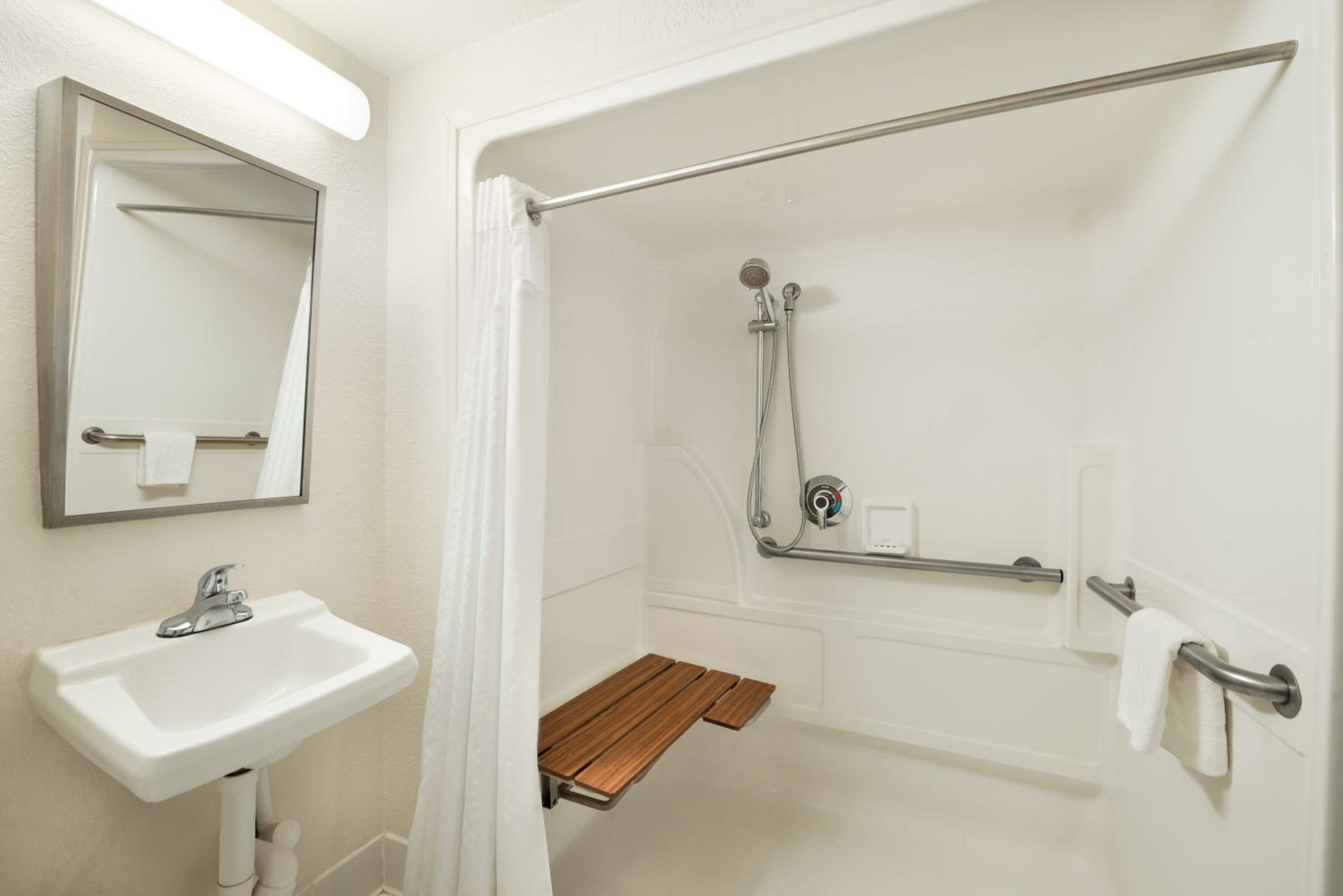 King Room with Bath Tub - Mobility Accessible/Non-Smoking