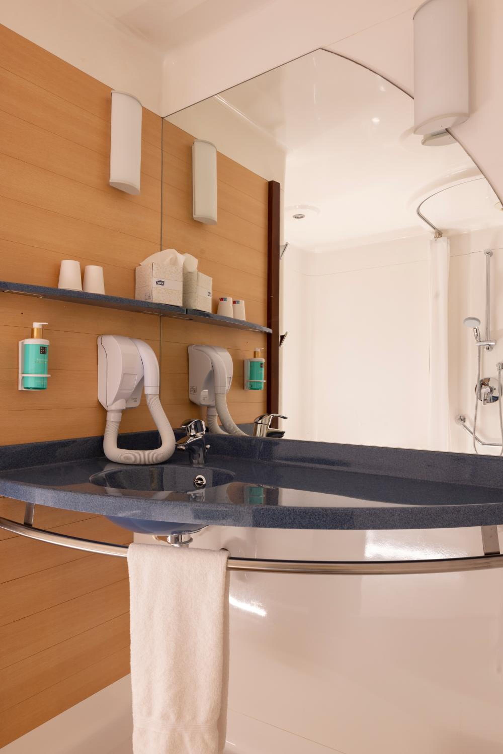 Executive Suite With Double Bed And Two Single Beds (2 Adults)