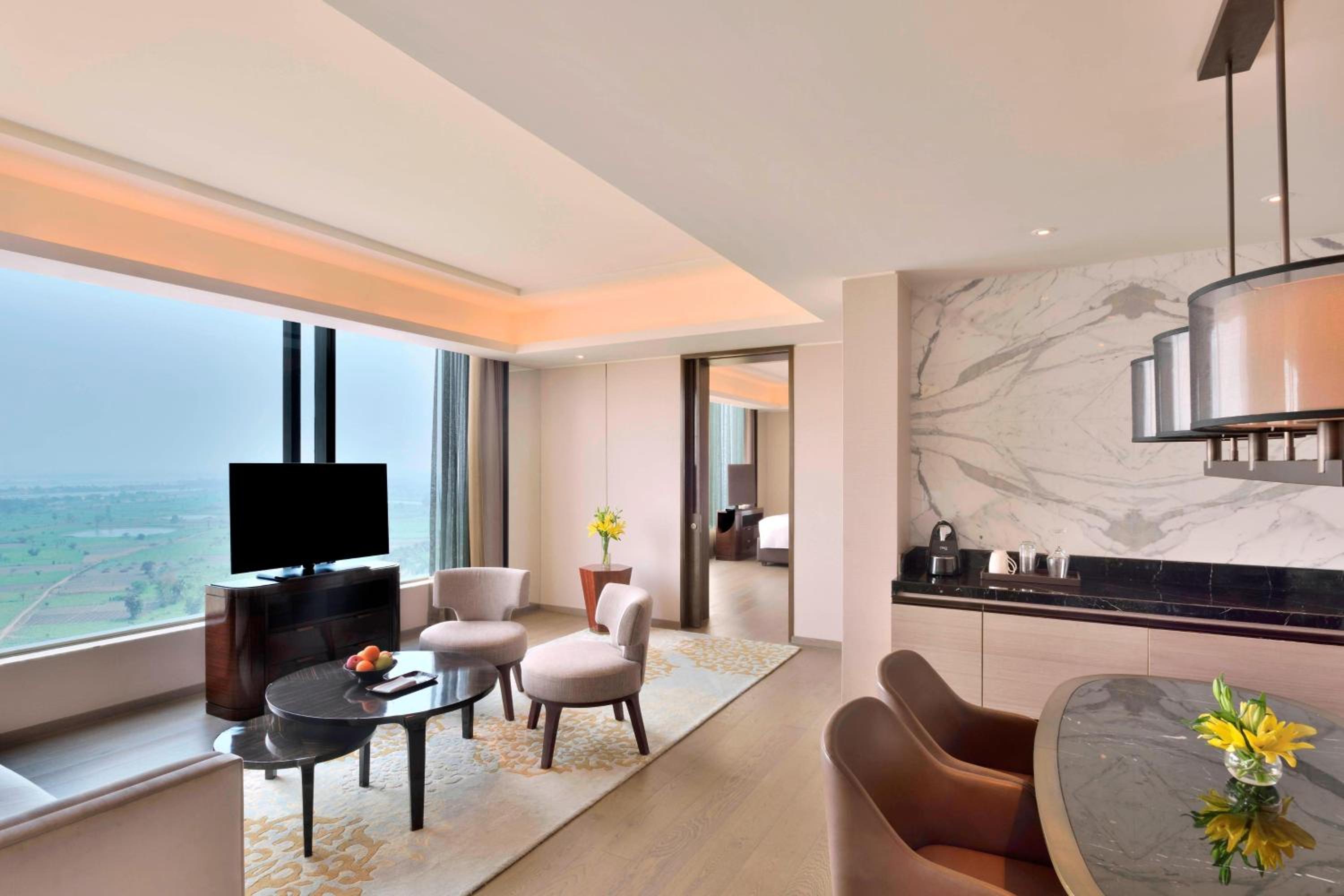 Executive Suite with Executive Lounge Access & Two way Airport Transfer