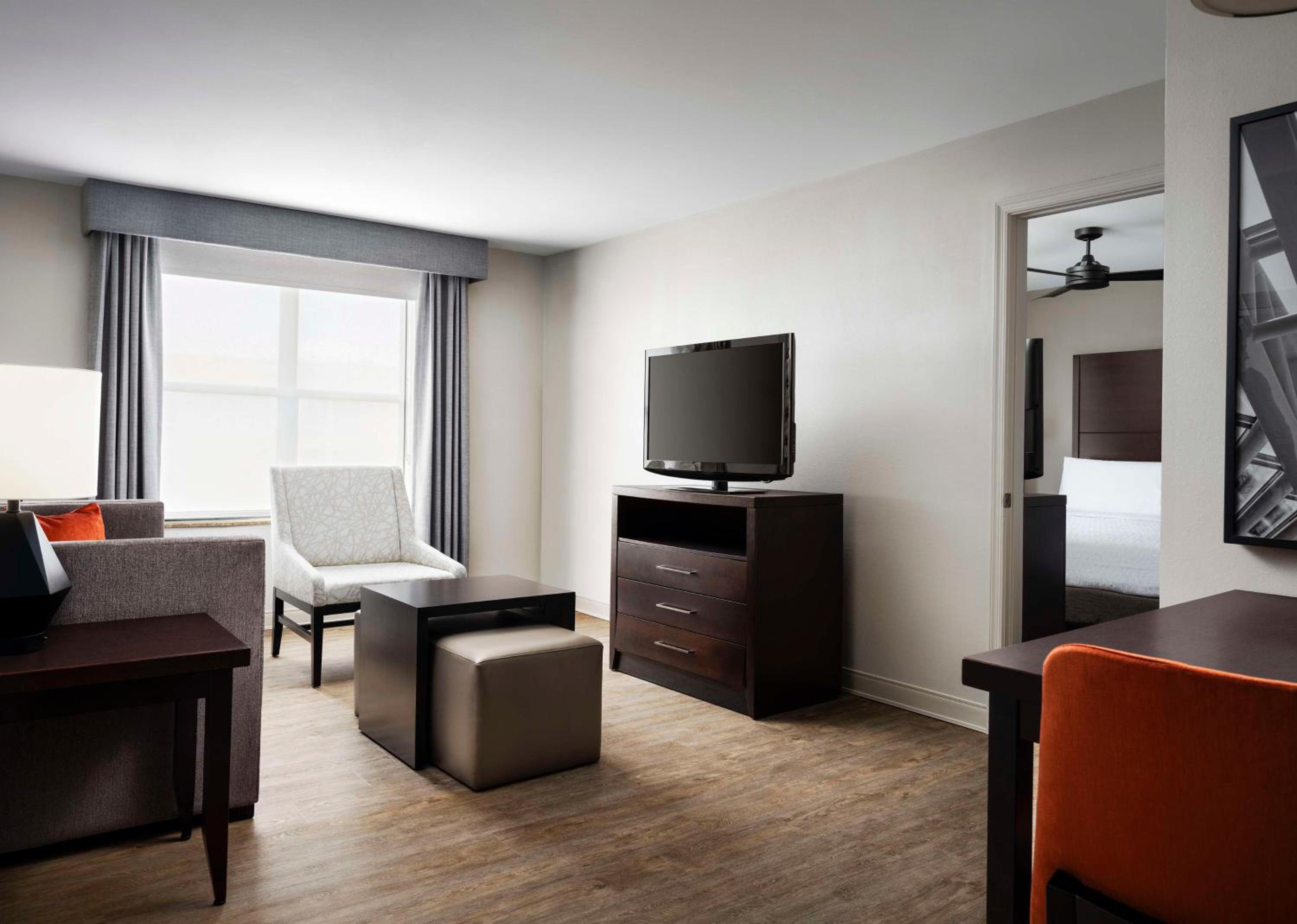 King Suite with Accessible Tub - Mobility and Hearing Access/Non-Smoking