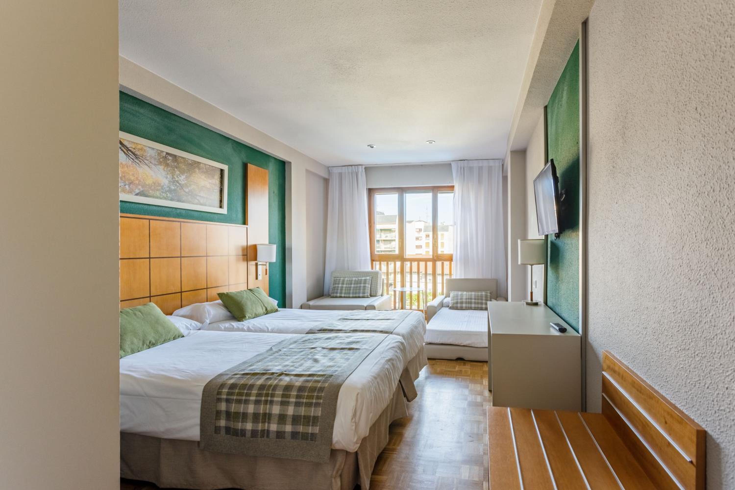 Family Room (2 Adults + 1 Child)