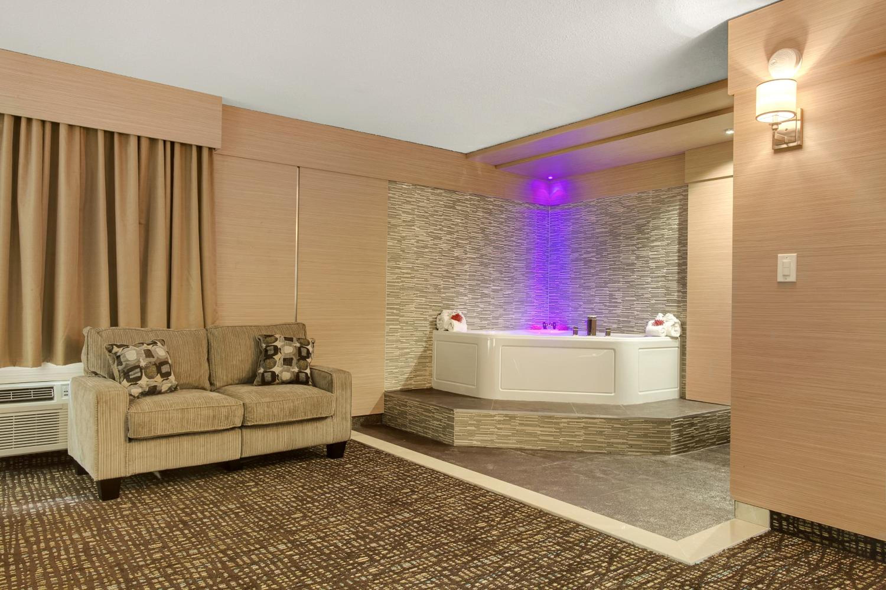 Honeymoon Suite with Spa Bath