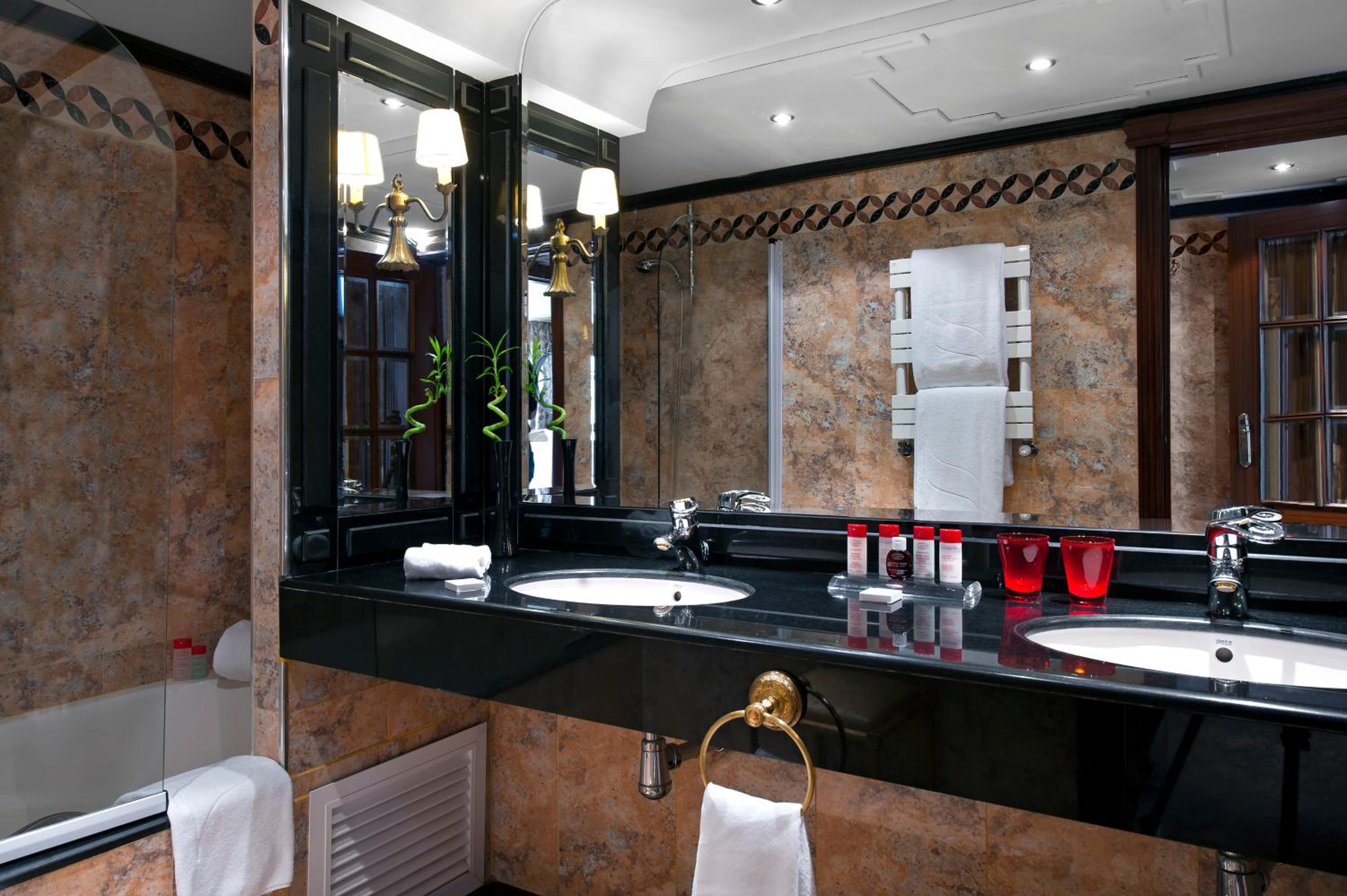 Red Level Junior Suite with Sea and Cathedral View
