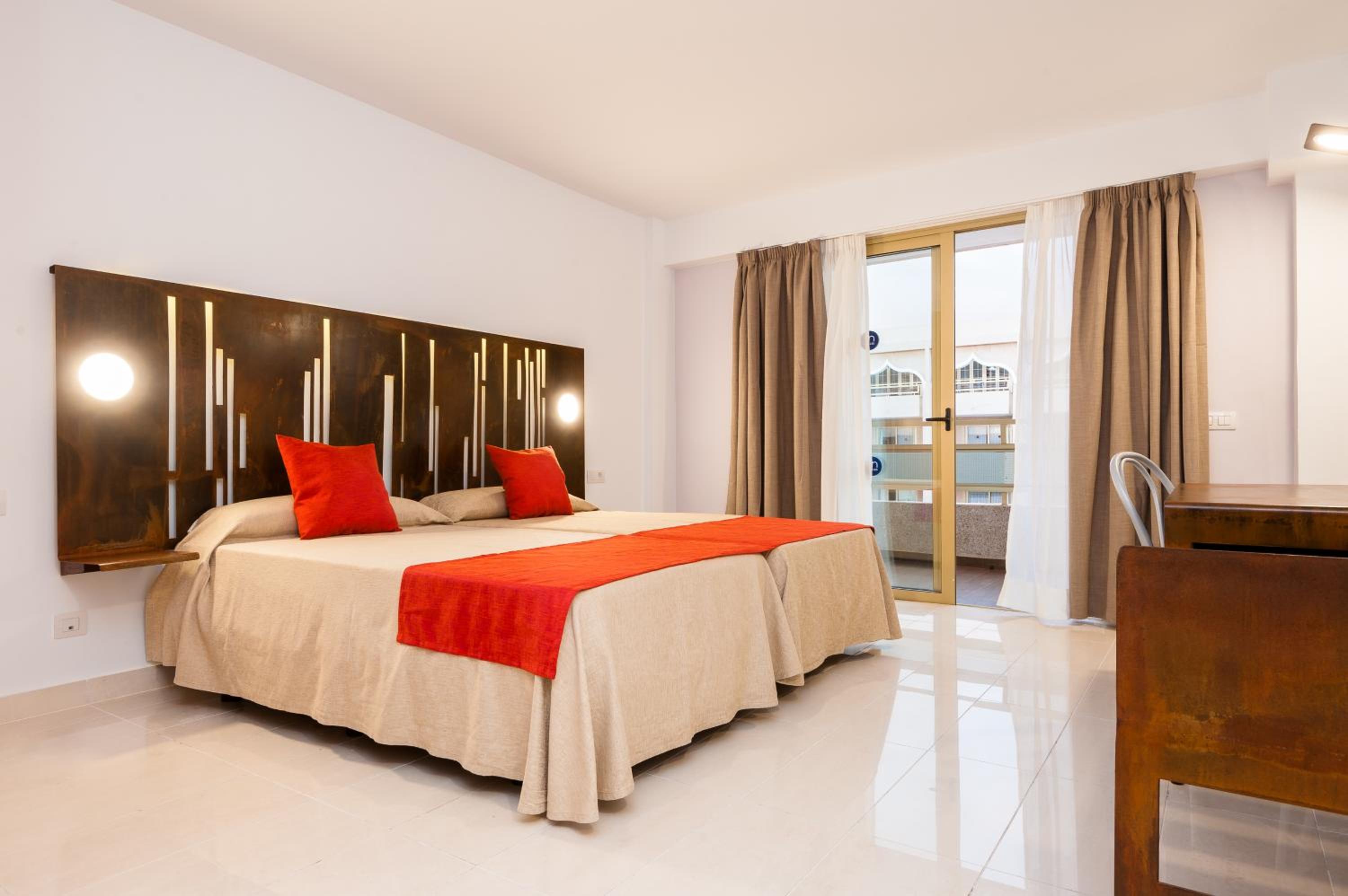 Double or Twin Room (1 Adult)