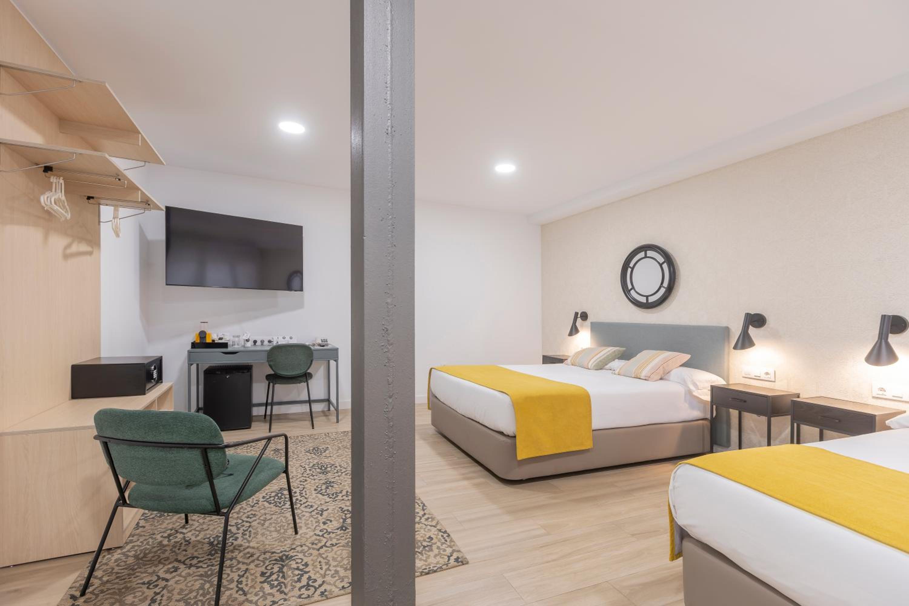 Family Room (2 Adults + 2 Children)