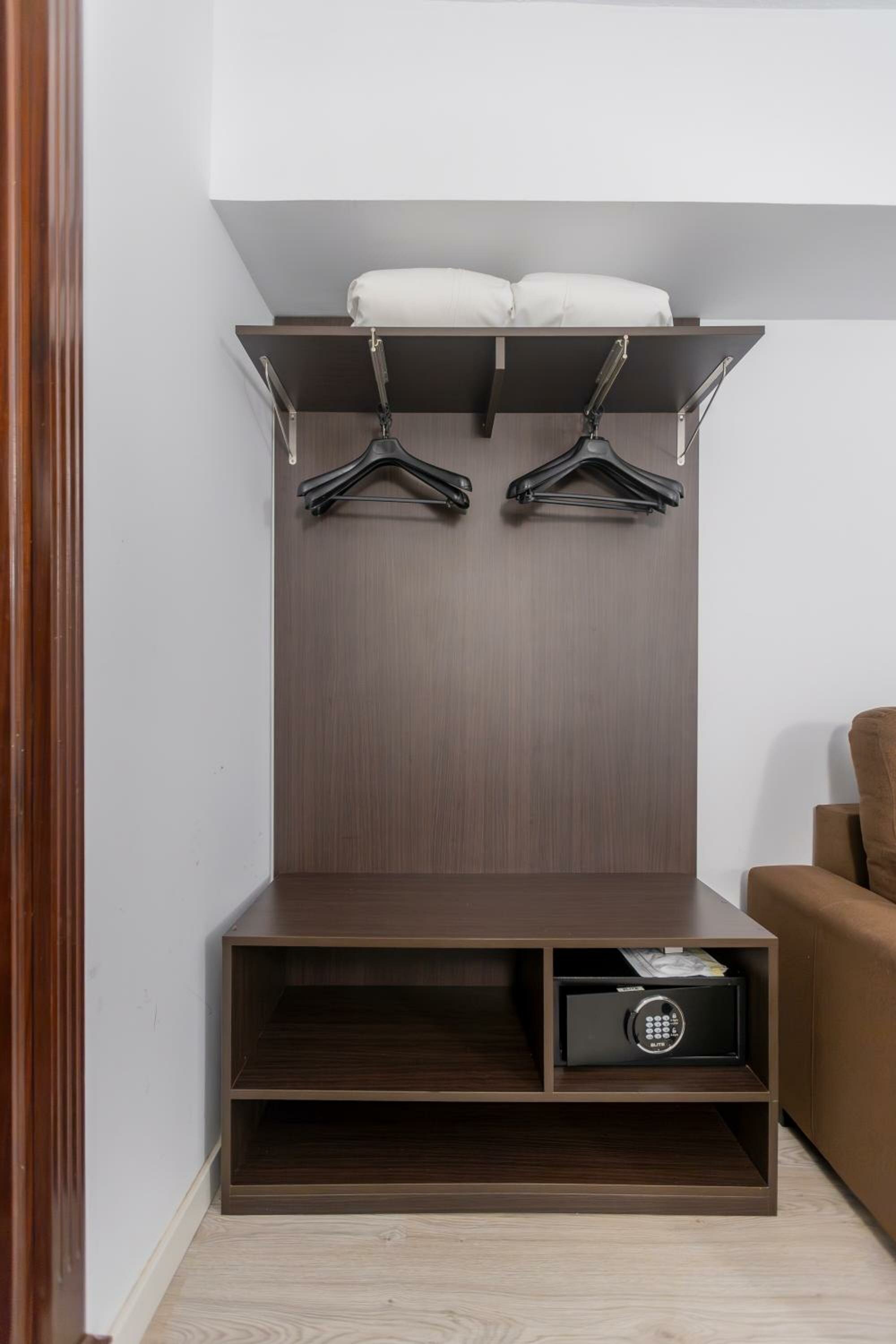 Family Room (2 Adults + 2 Children)