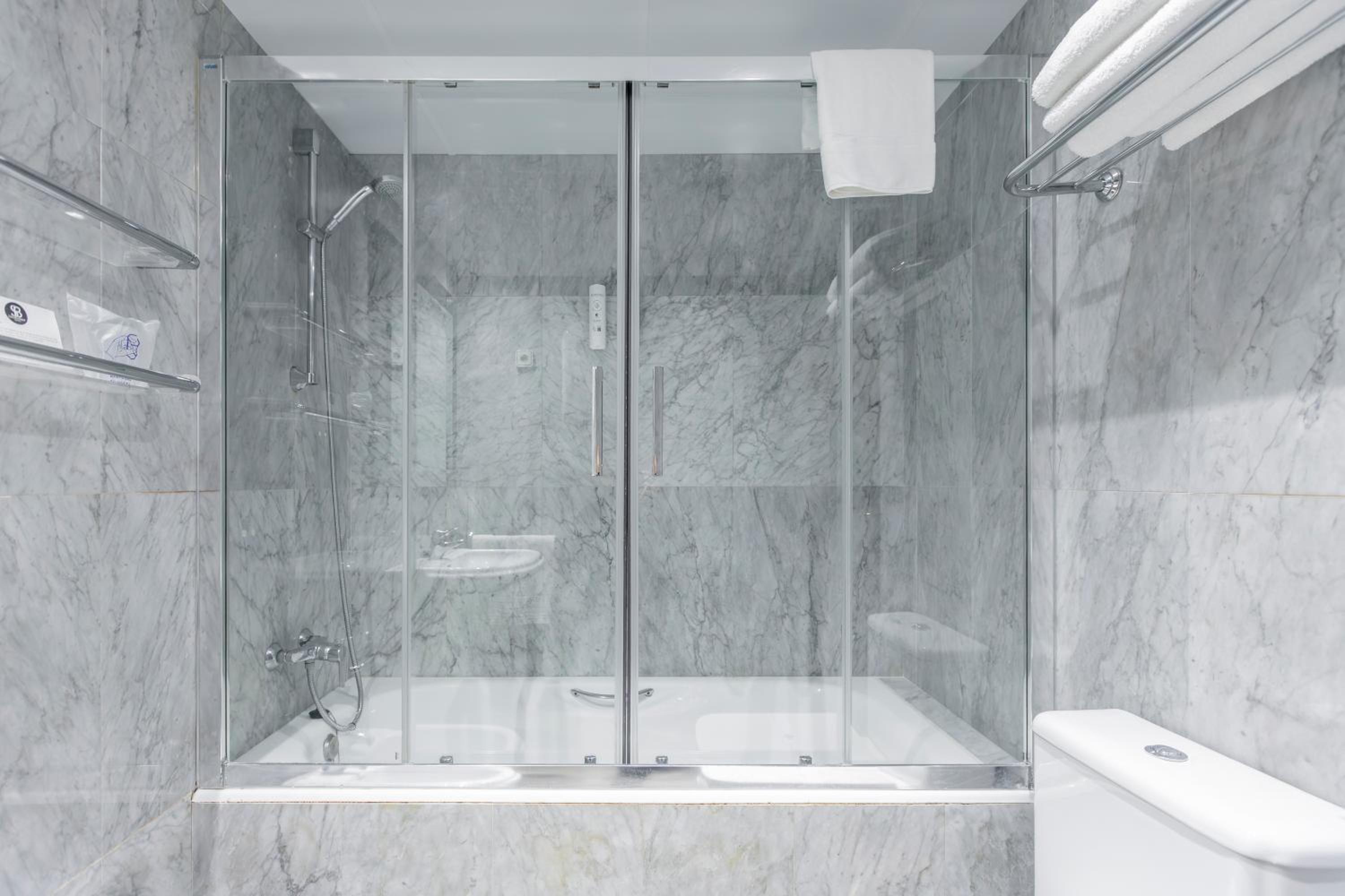 Family Room (2 Adults + 2 Children)