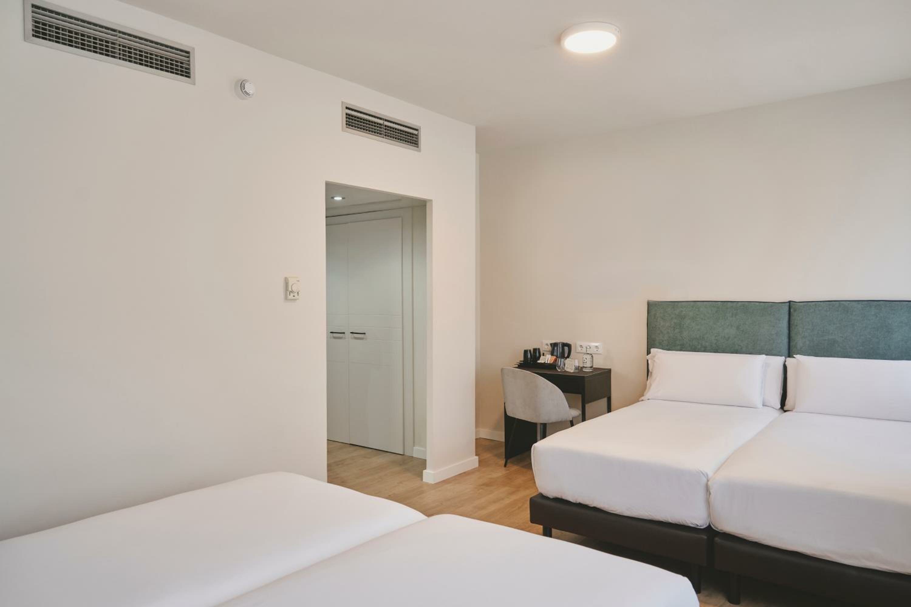 Family Room (2 Adults + 2 Children)