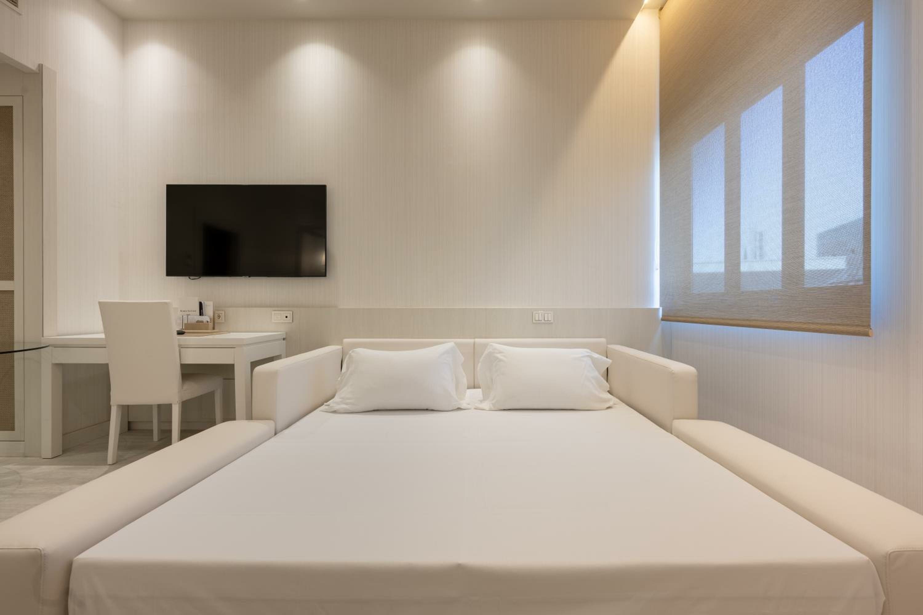 Family Room (2 Adults + 2 Children)