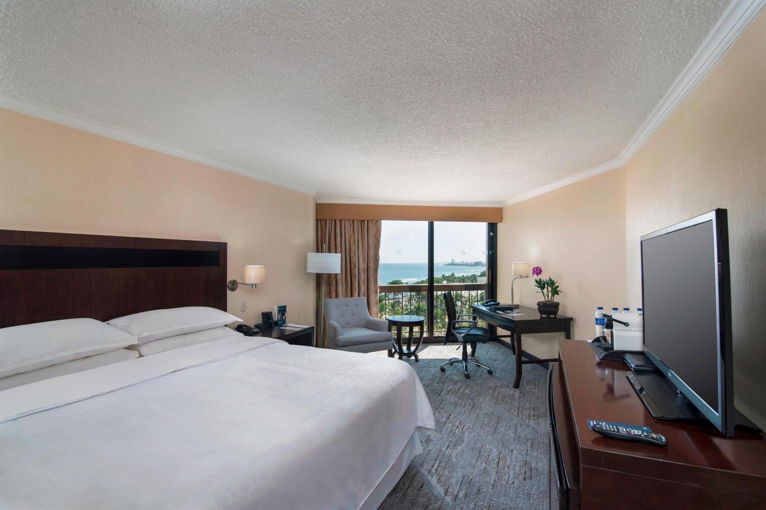 Club lounge access, Larger Guest room, 1 King, Ocean view