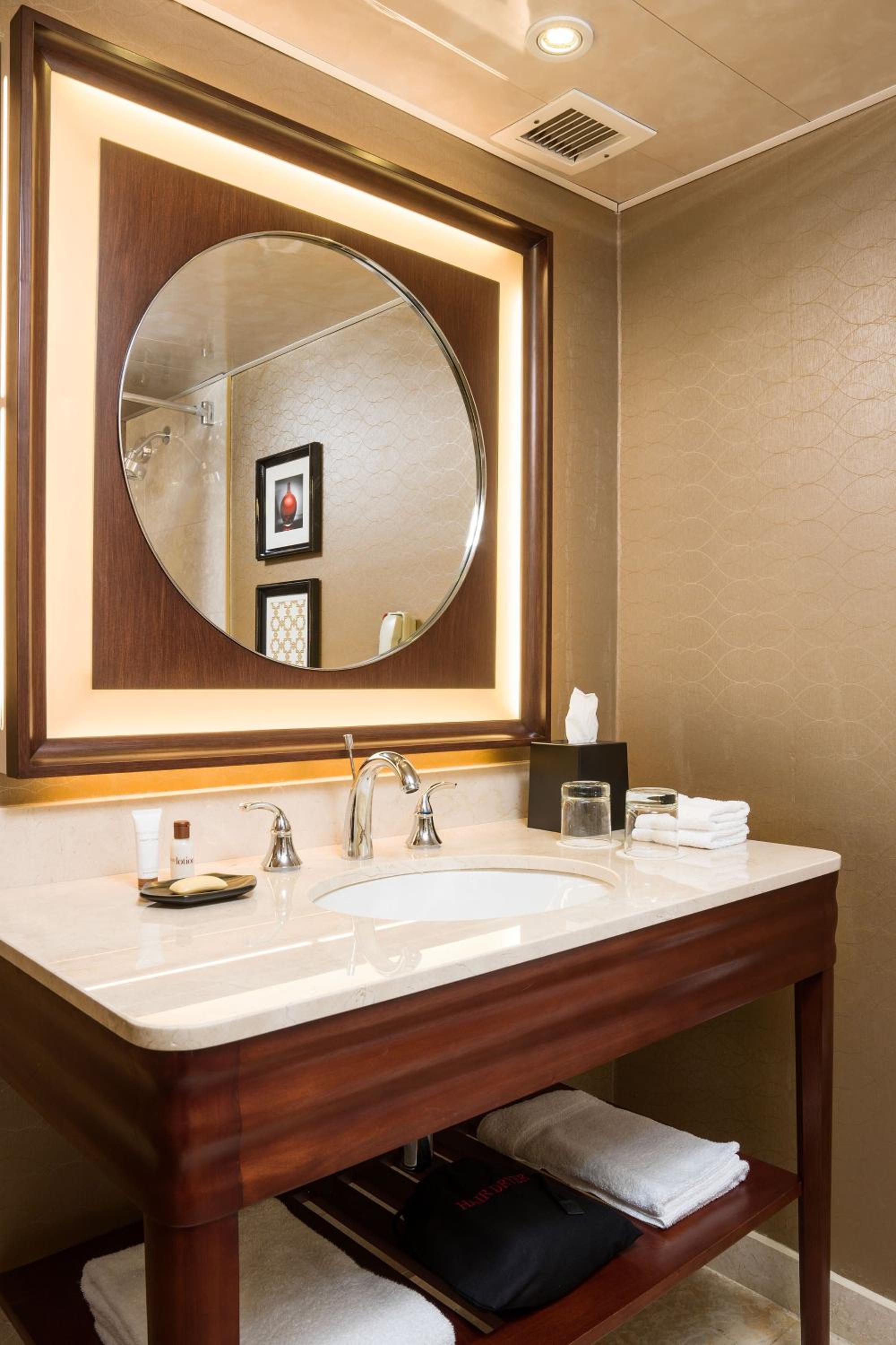 Larger Guest room, 1 King, Ocean view