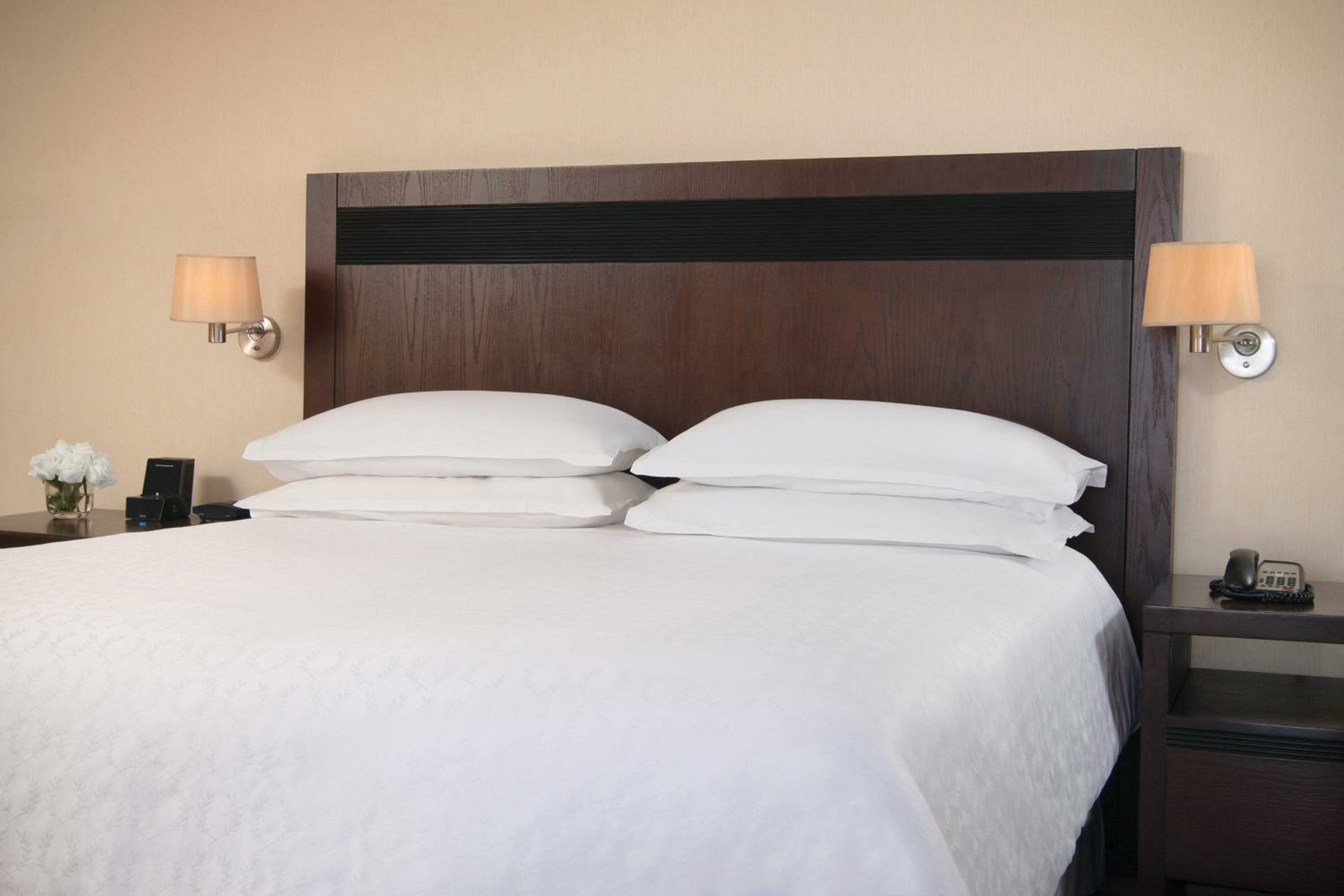 Club lounge access, Larger Guest room, 1 King, Ocean view