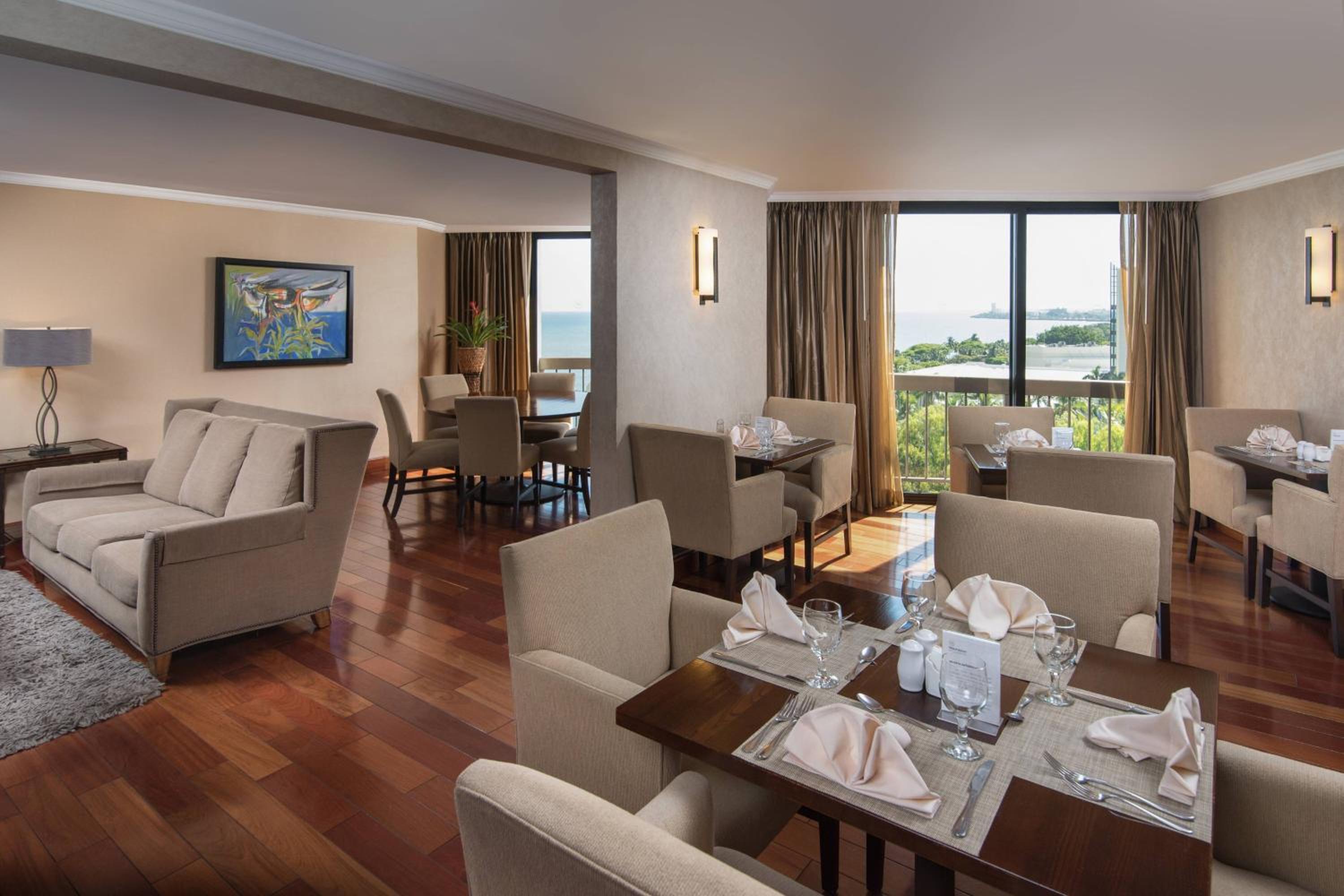 Club lounge access, 1 Bedroom Junior Suite, 1 King, Balcony